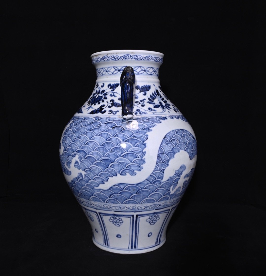 Chinese blue and white porcelain vase