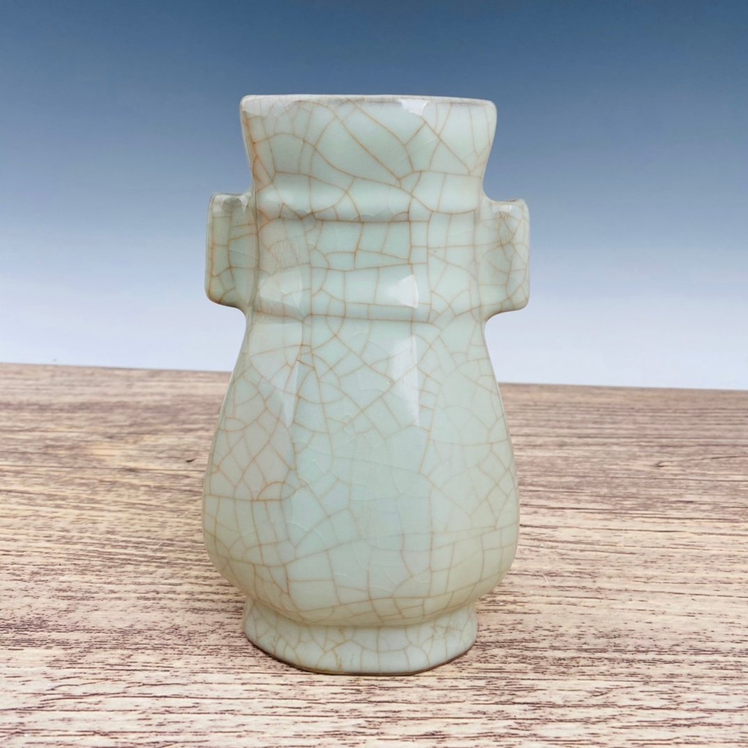 Chinese guan kiln porcelain vase