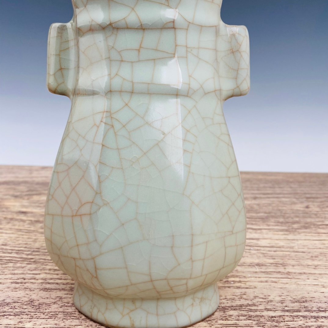 Chinese guan kiln porcelain vase