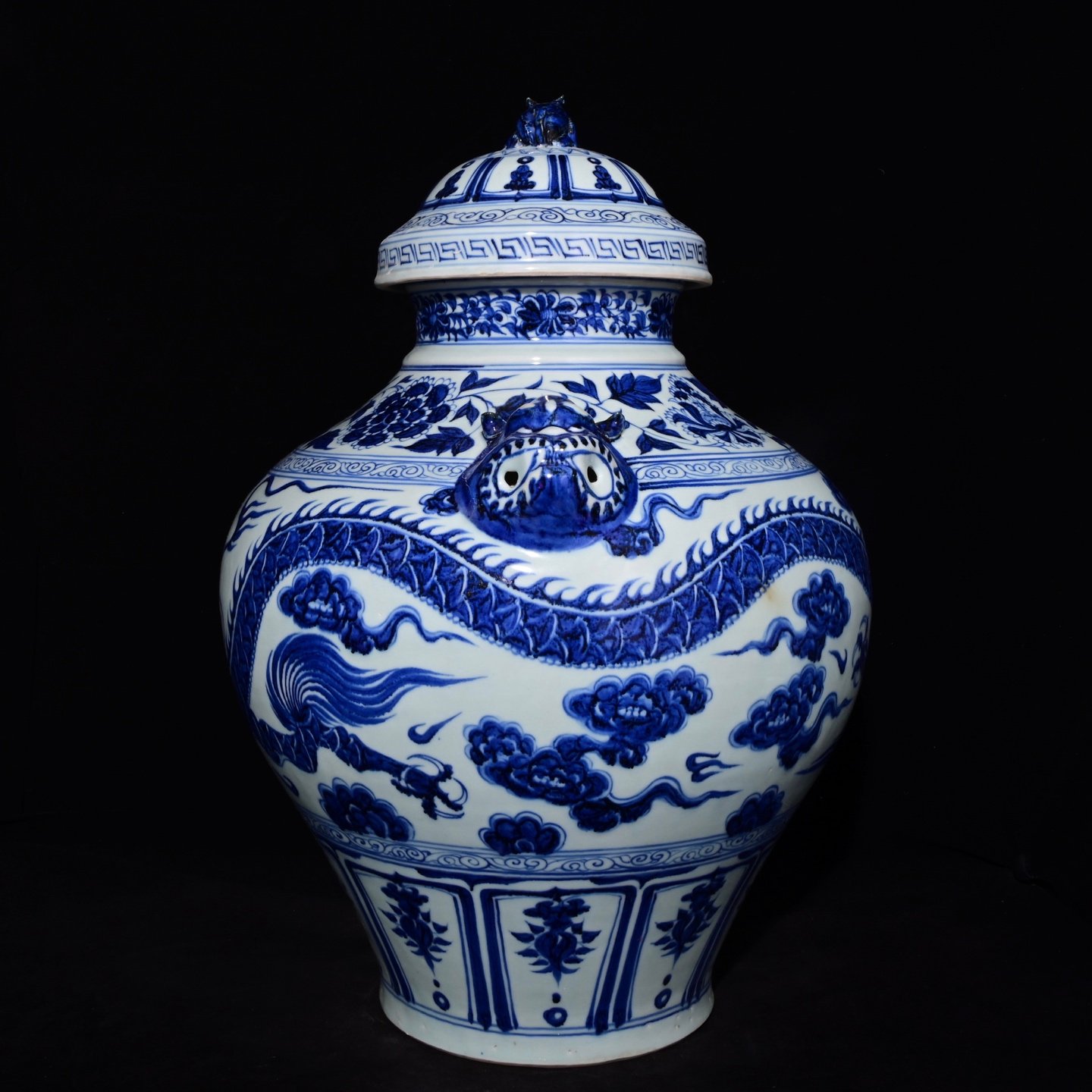 Chinese blue and white porcelain jar
