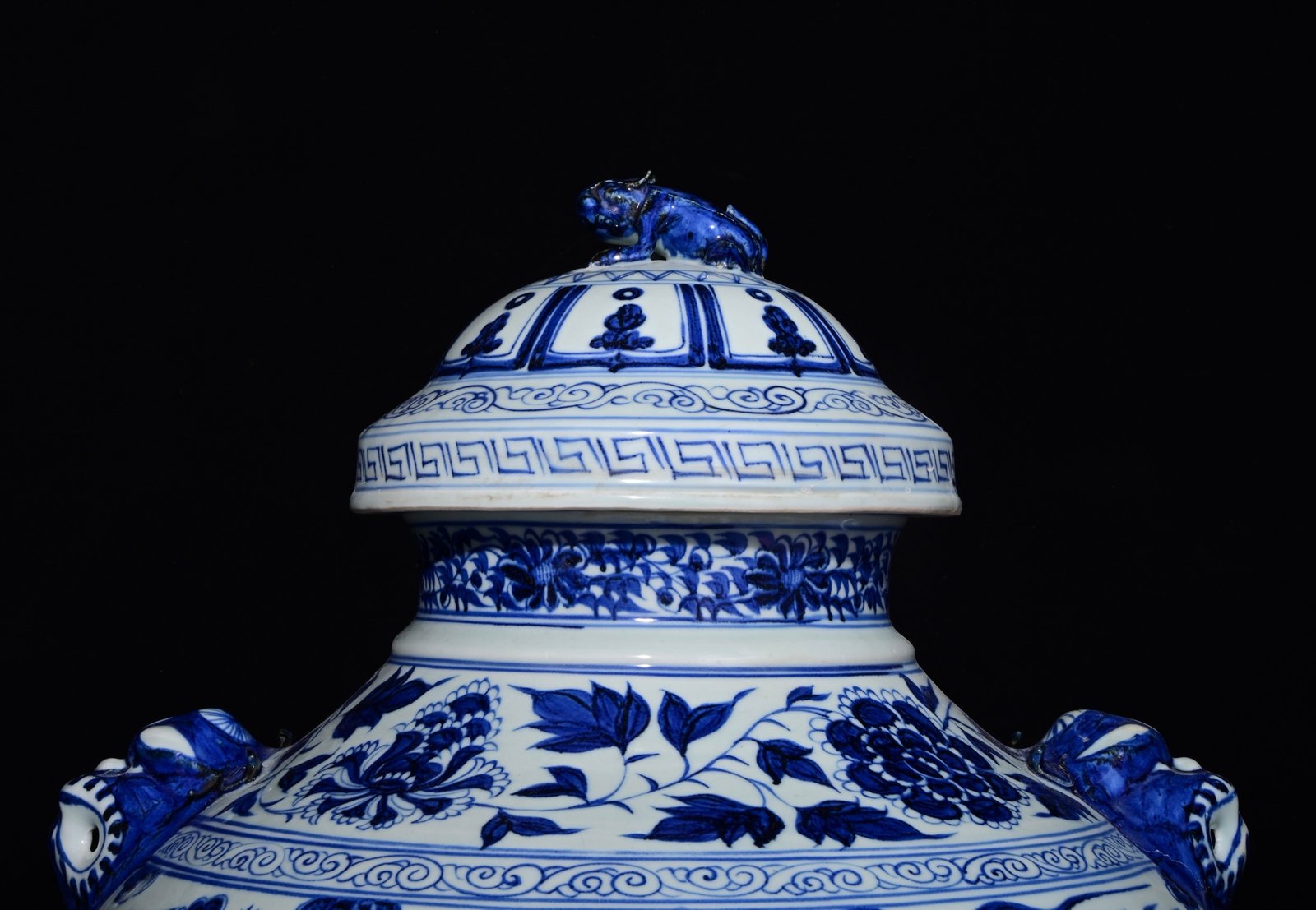 Chinese blue and white porcelain jar