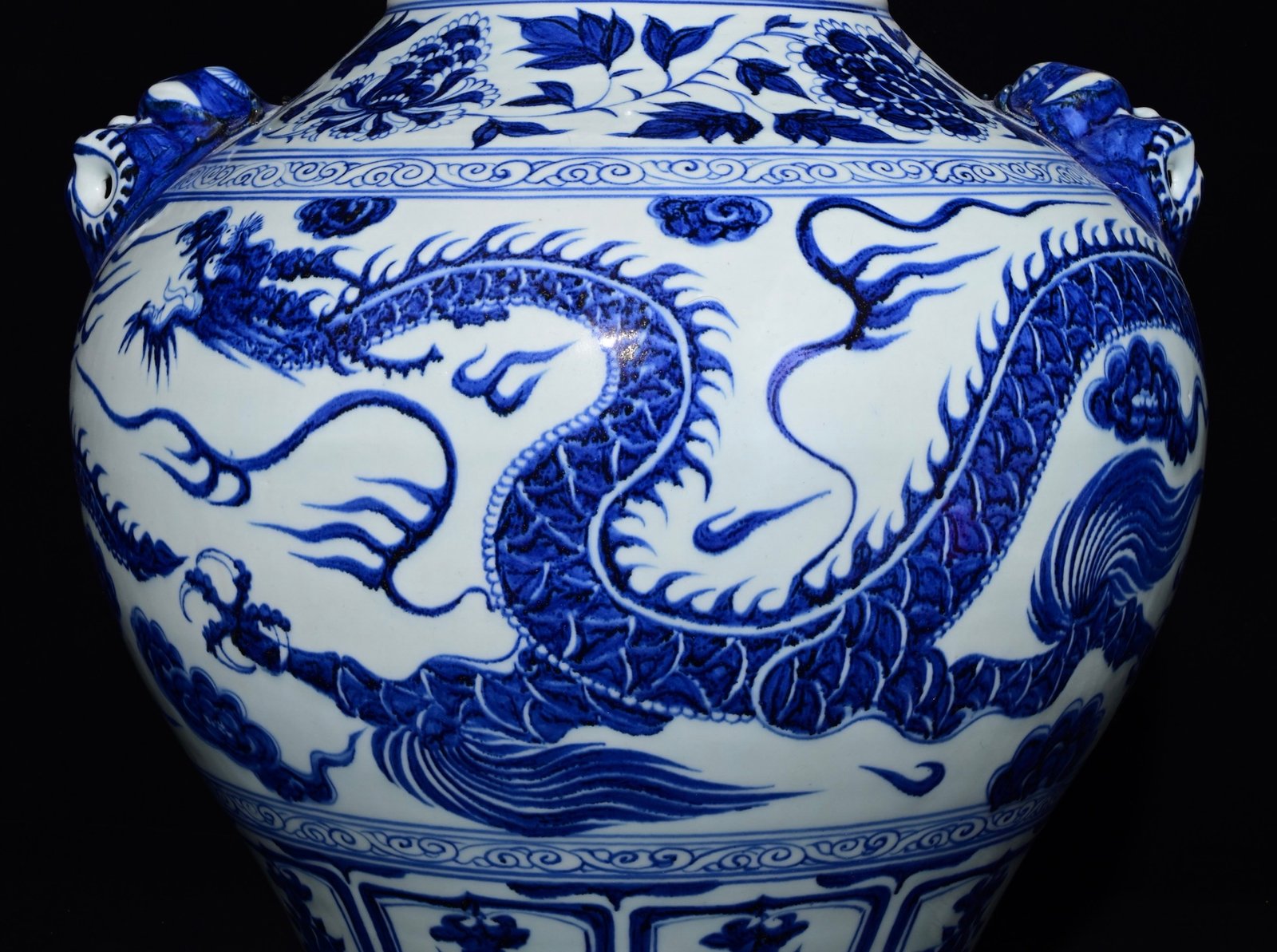 Chinese blue and white porcelain jar