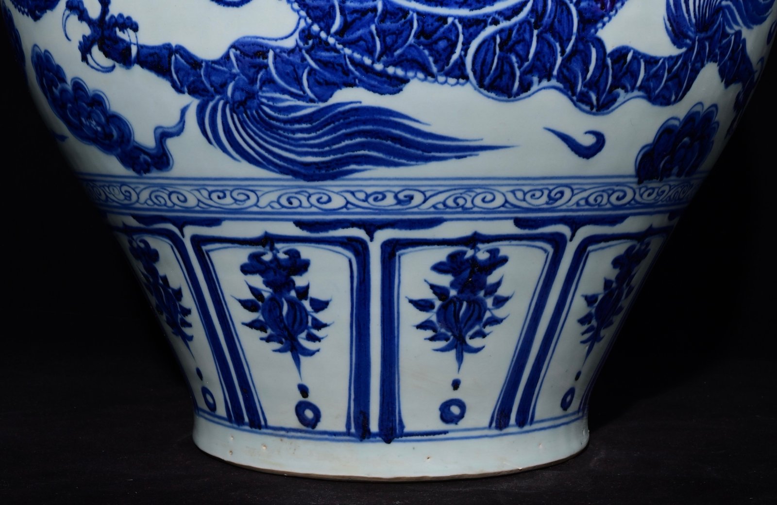 Chinese blue and white porcelain jar
