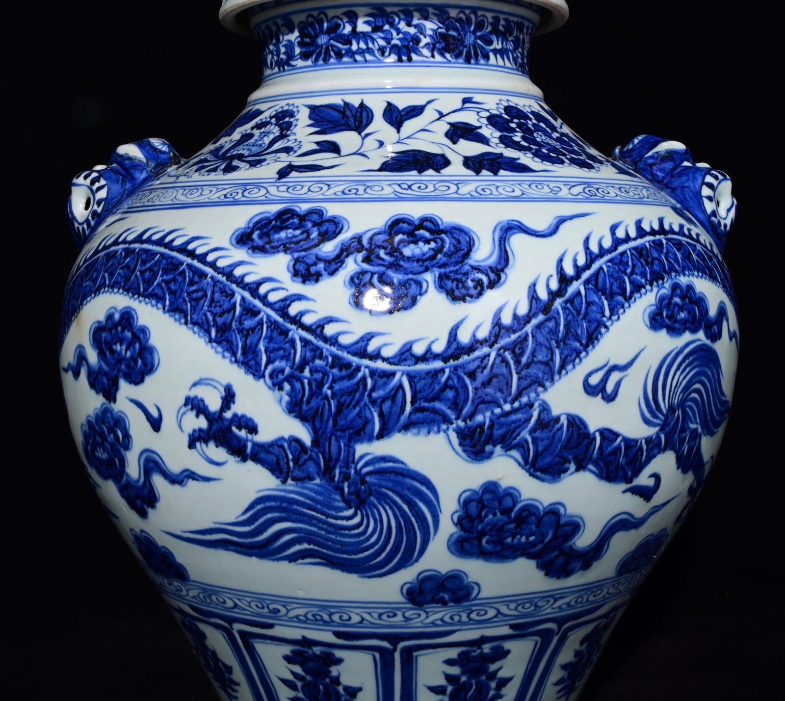 Chinese blue and white porcelain jar