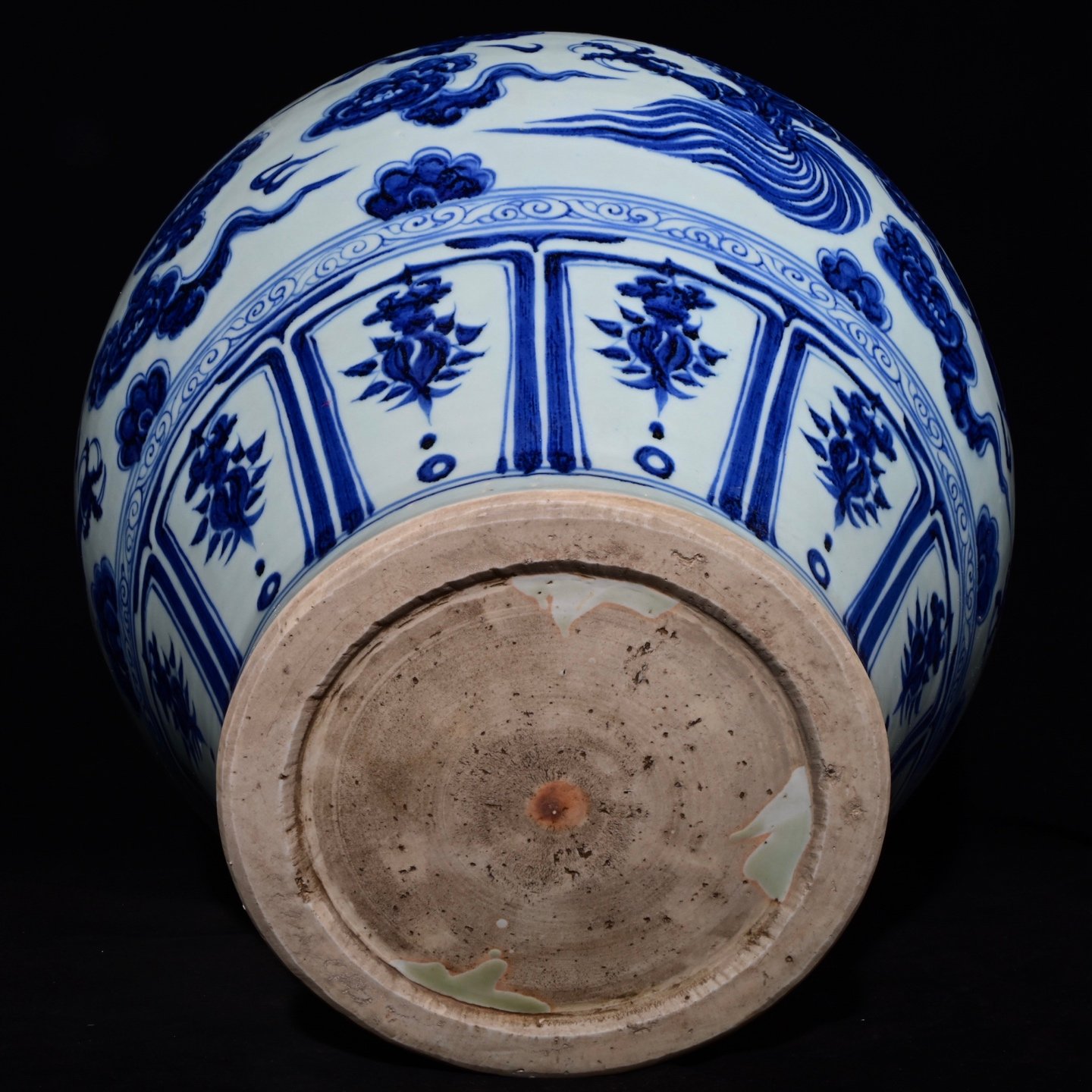 Chinese blue and white porcelain jar