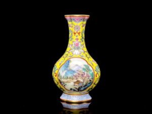 Qing Dynasty Qianlong yellow-ground foreign-colored foreign flower blooming begonia vase