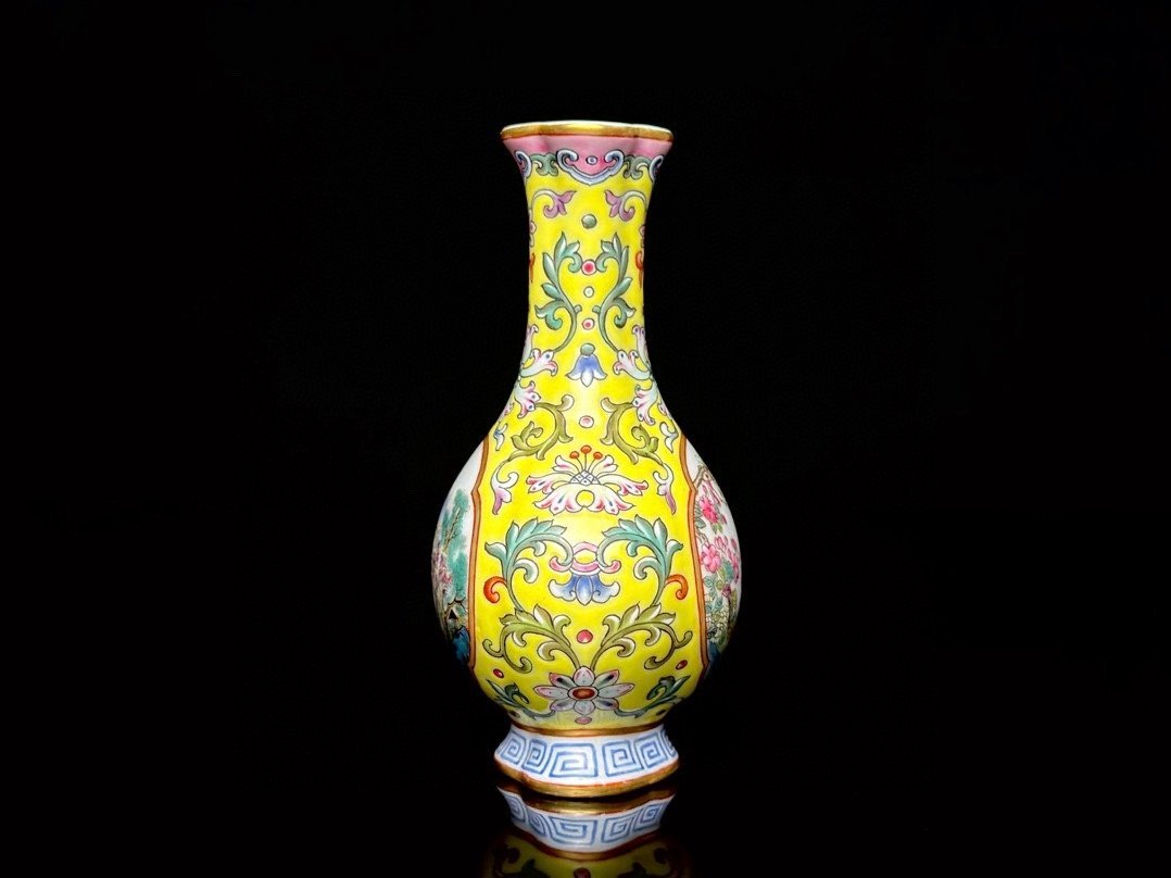 Qing Dynasty Qianlong yellow-ground foreign-colored foreign flower blooming begonia vase