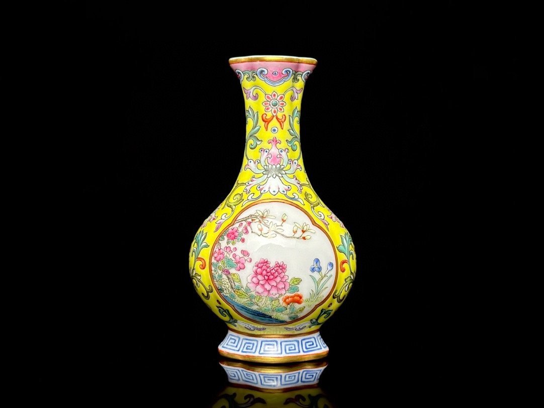 Qing Dynasty Qianlong yellow-ground foreign-colored foreign flower blooming begonia vase