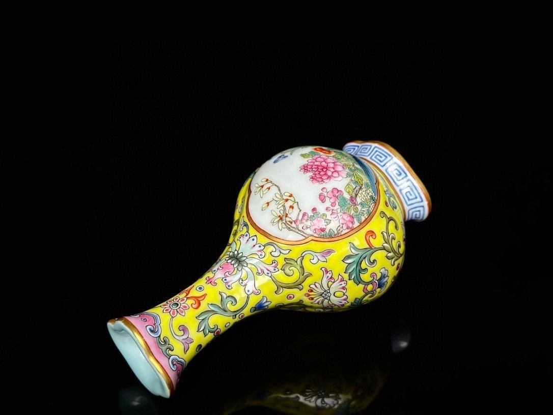 Qing Dynasty Qianlong yellow-ground foreign-colored foreign flower blooming begonia vase