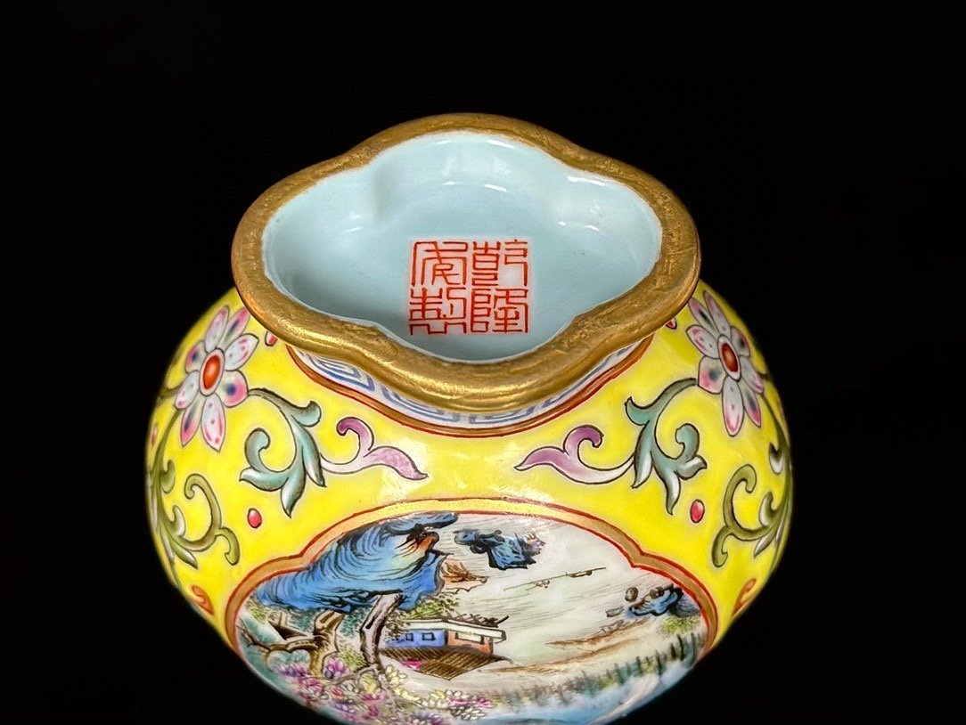 Qing Dynasty Qianlong yellow-ground foreign-colored foreign flower blooming begonia vase