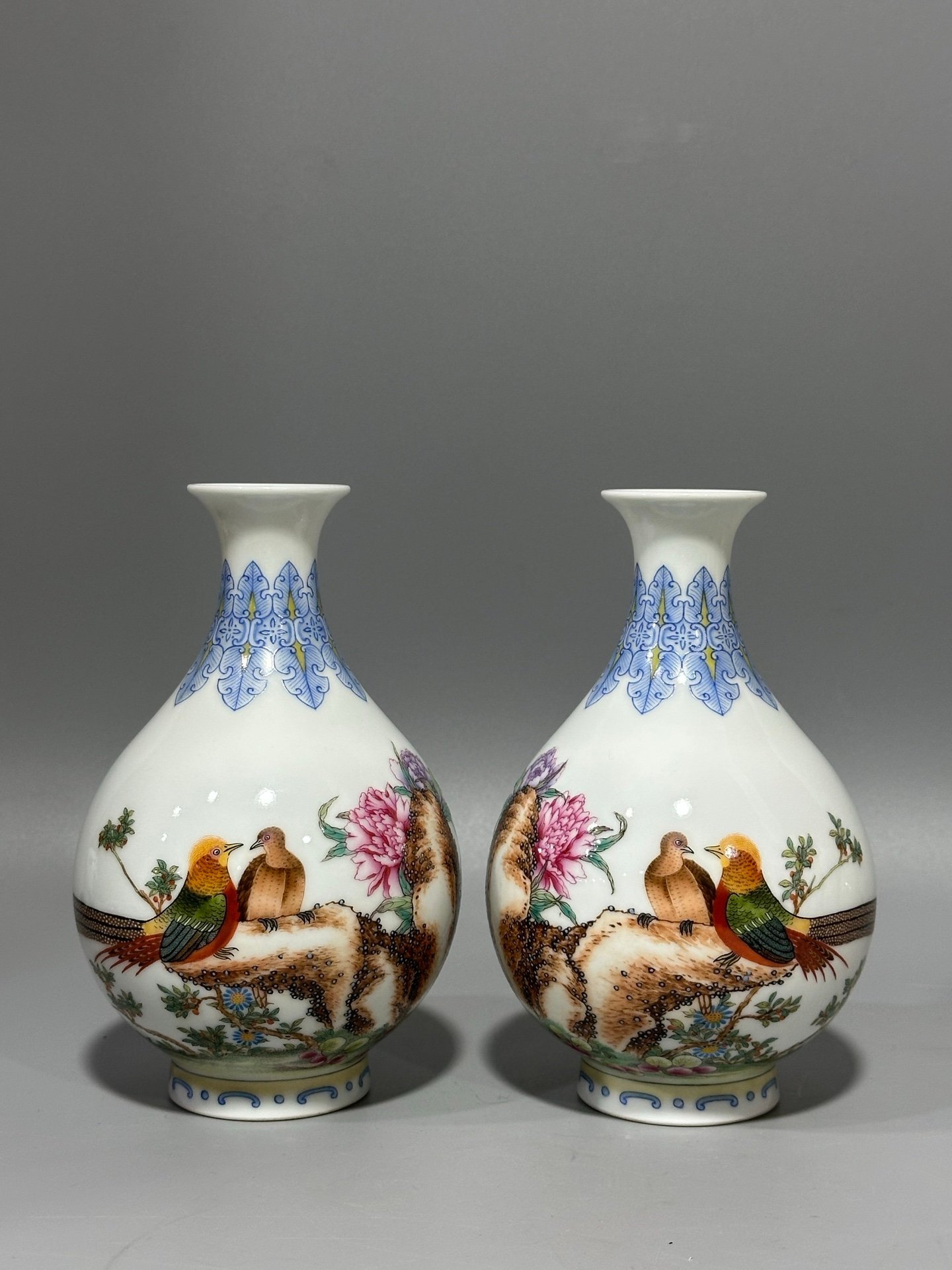 Qing Dynasty Qianlong enamel flower and bird jade Fuchun vase