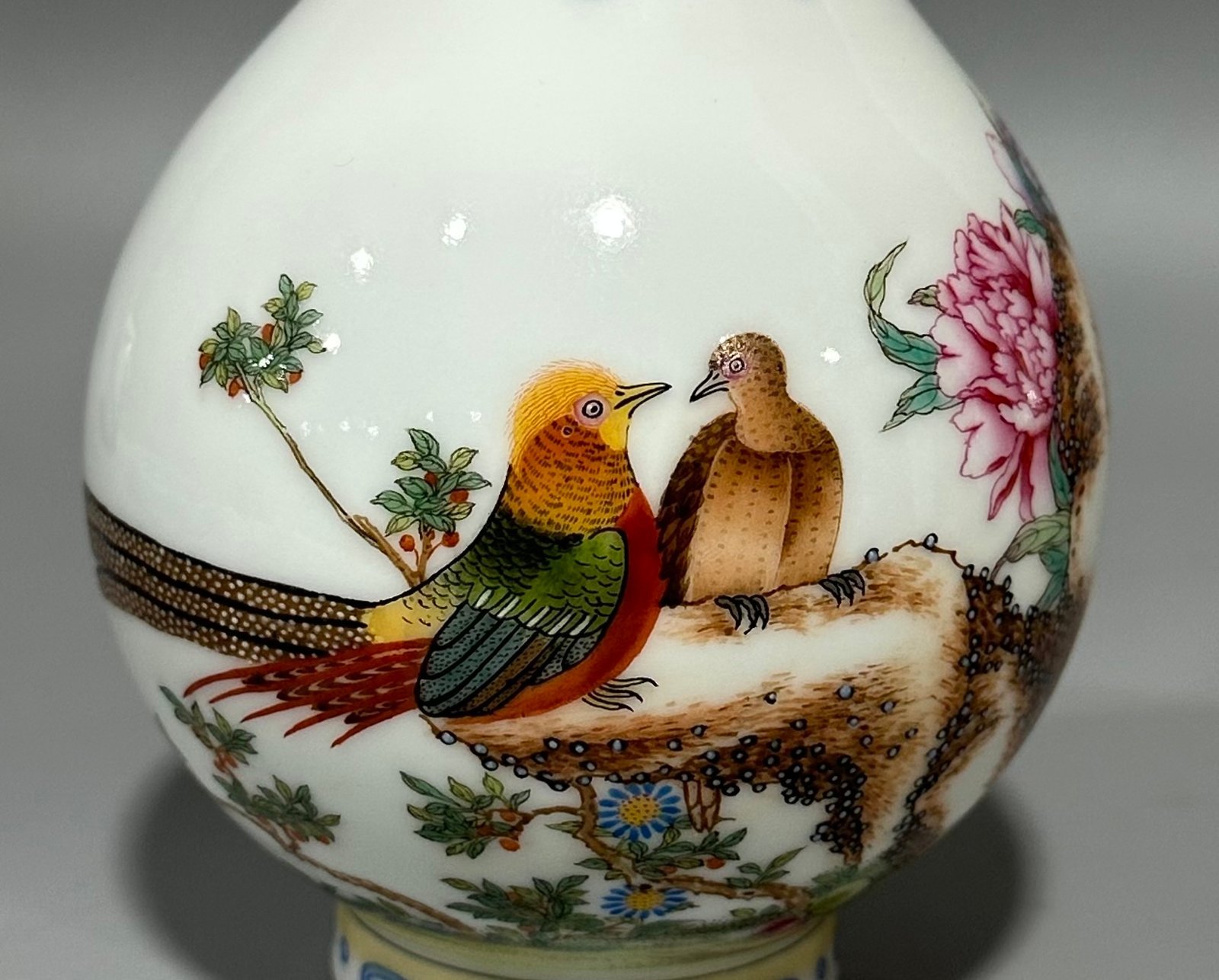 Qing Dynasty Qianlong enamel flower and bird jade Fuchun vase