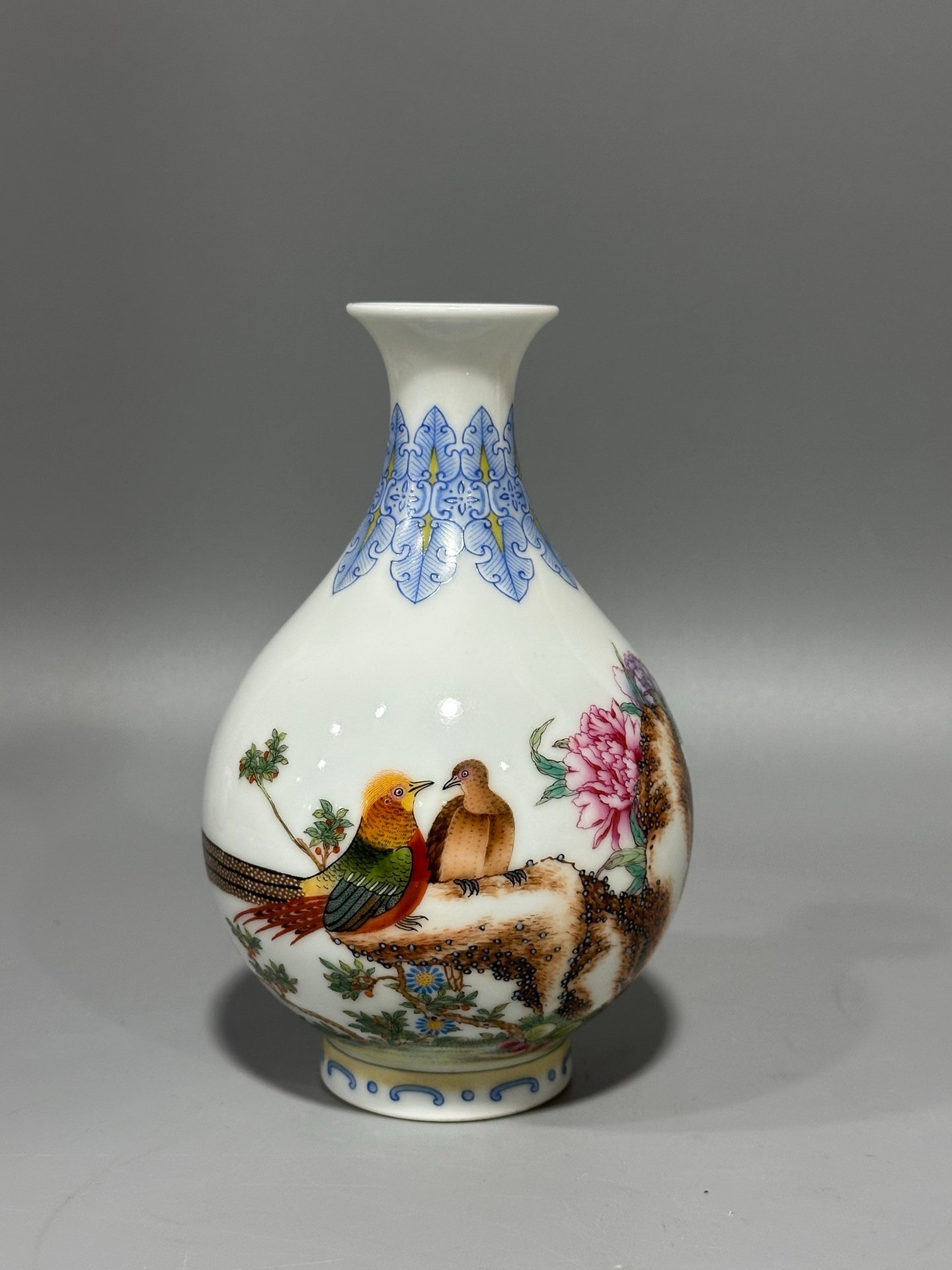 Qing Dynasty Qianlong enamel flower and bird jade Fuchun vase