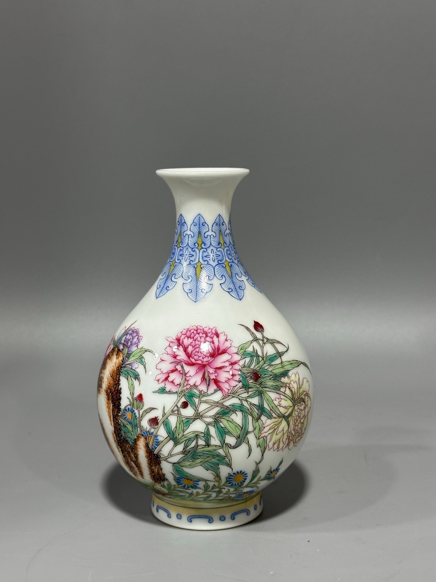 Qing Dynasty Qianlong enamel flower and bird jade Fuchun vase