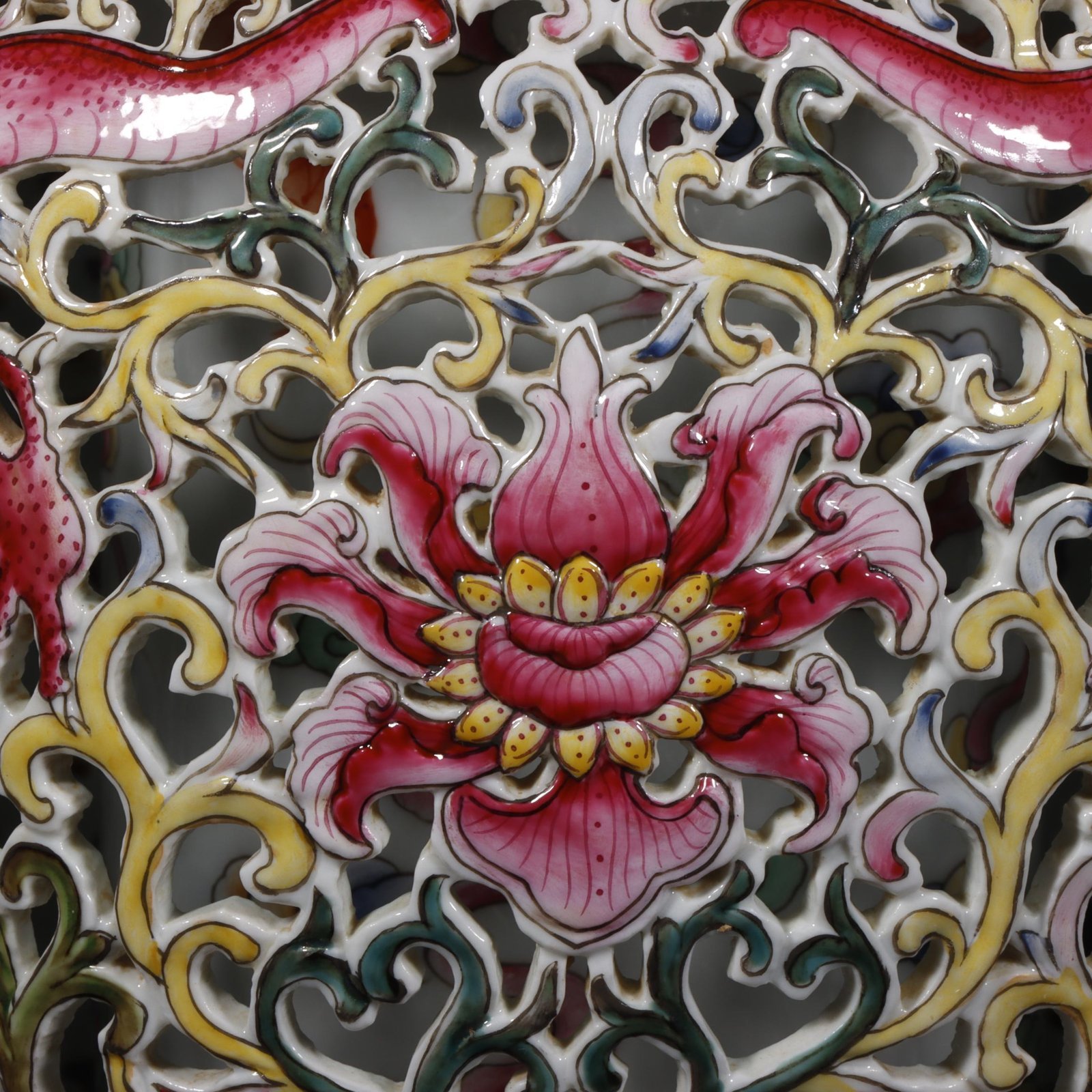 Qing Dynasty Qianlong yellow ground pastel painted gold-wrapped lotus flower hollow chilong revolving vase