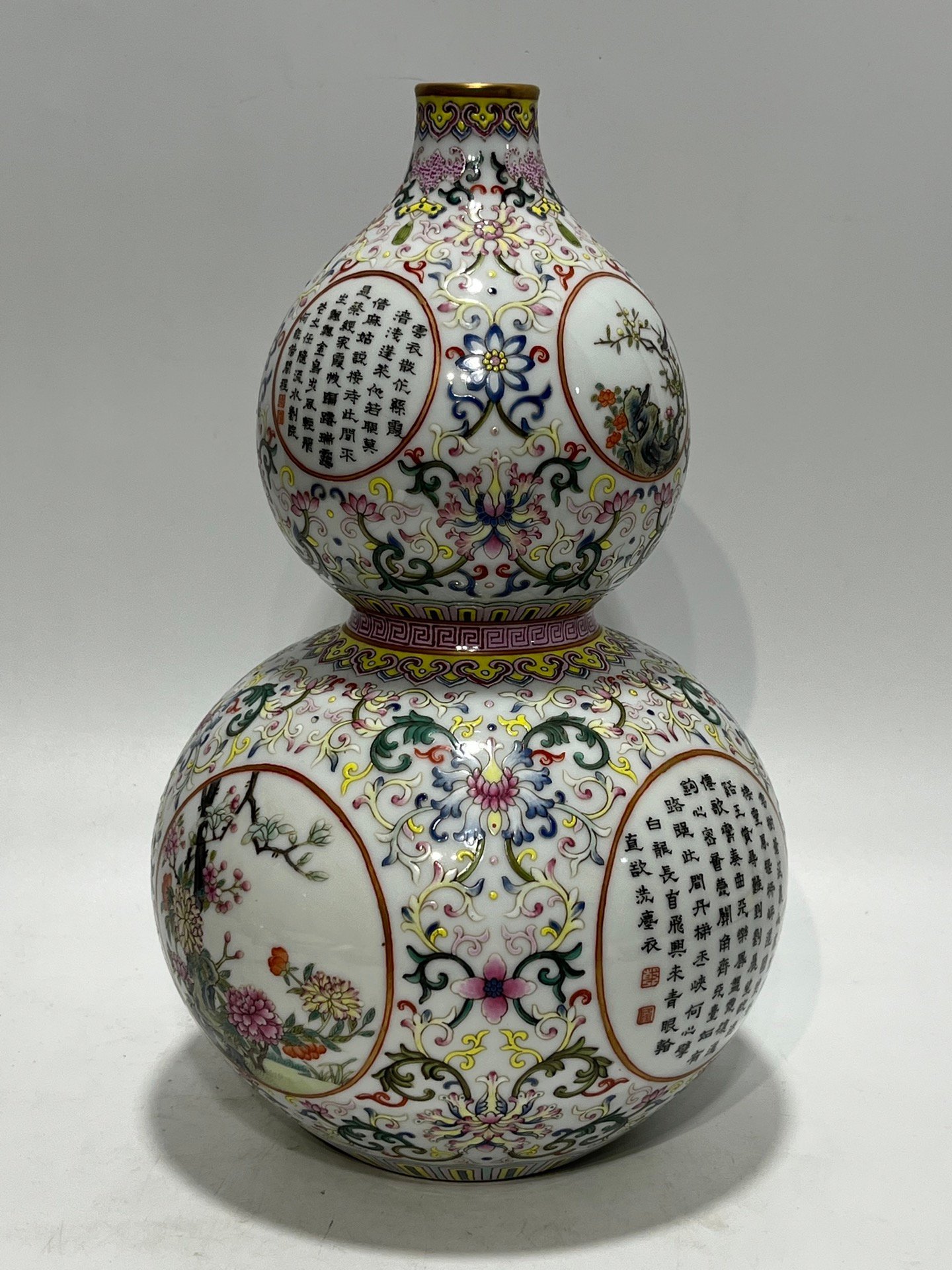 Qing Dynasty Qianlong pastel window gourd vase with flowers
