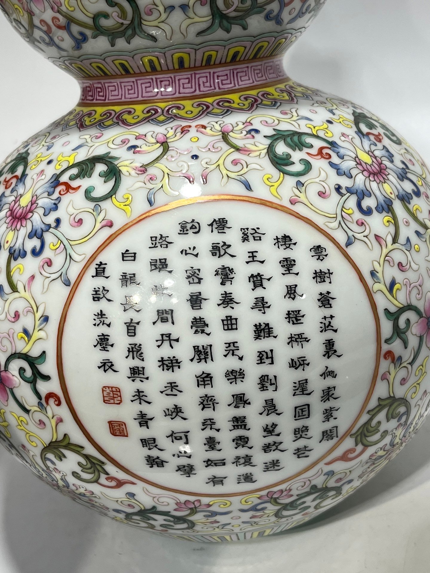 Qing Dynasty Qianlong pastel window gourd vase with flowers