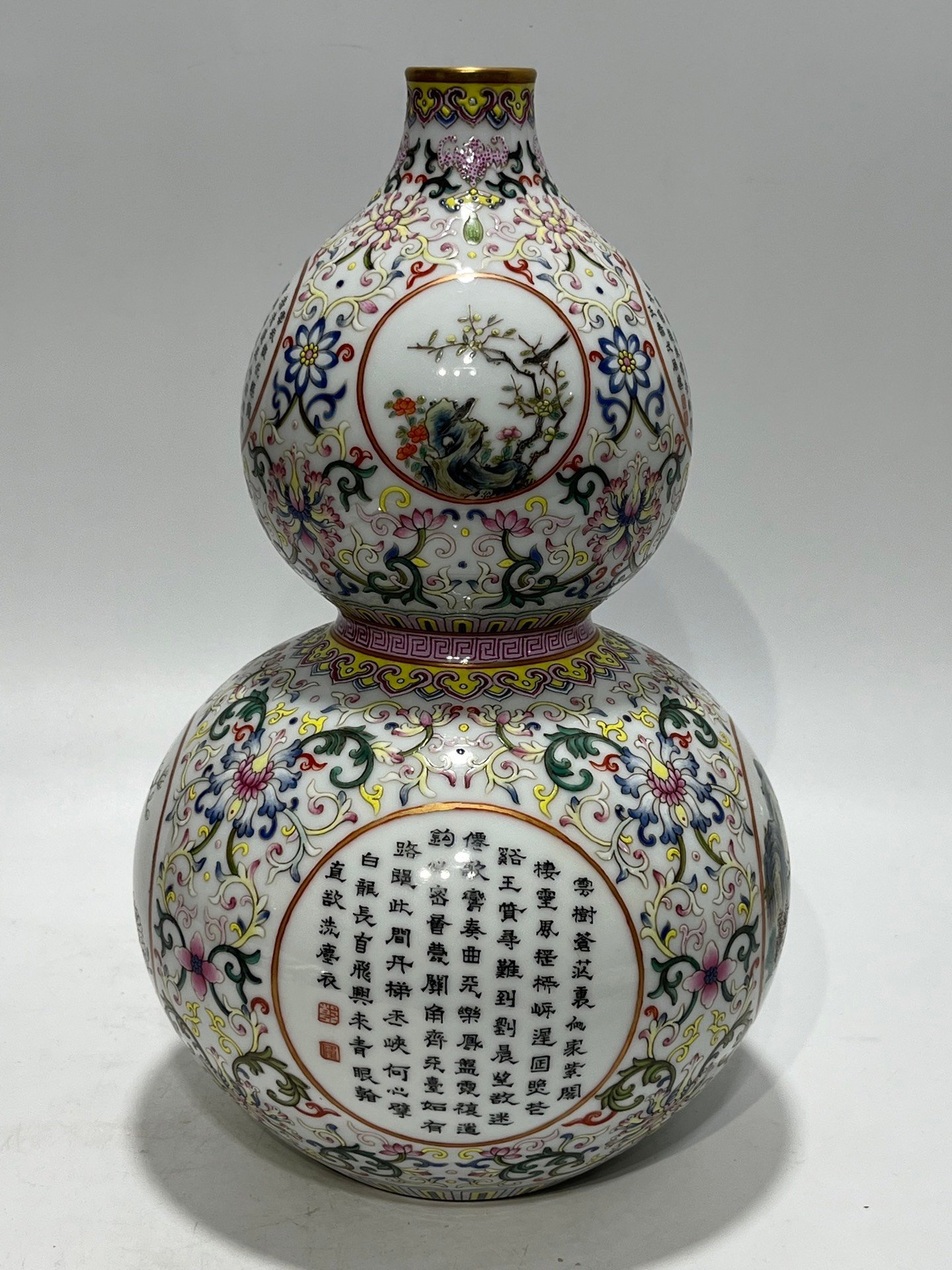 Qing Dynasty Qianlong pastel window gourd vase with flowers