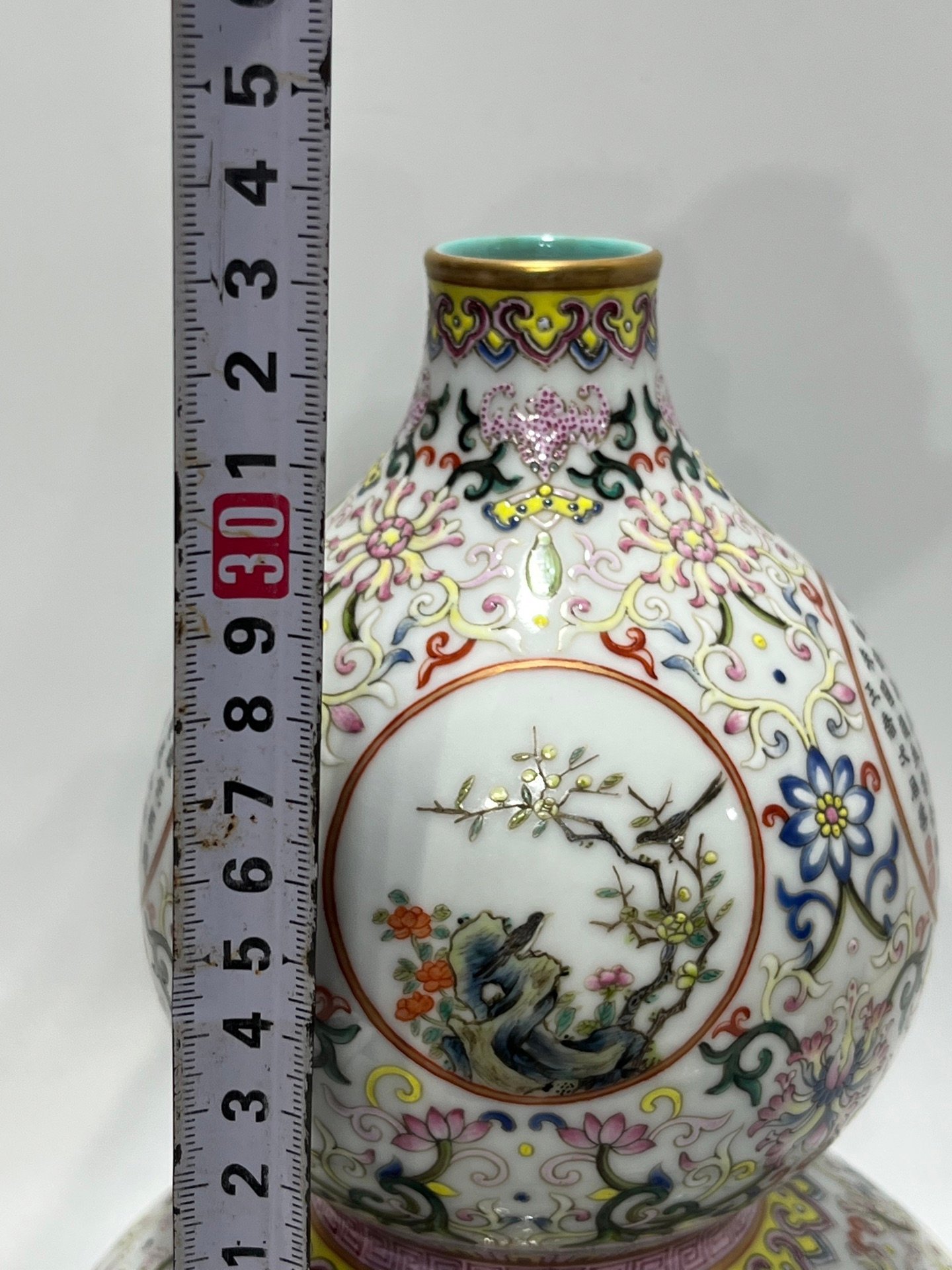 Qing Dynasty Qianlong pastel window gourd vase with flowers