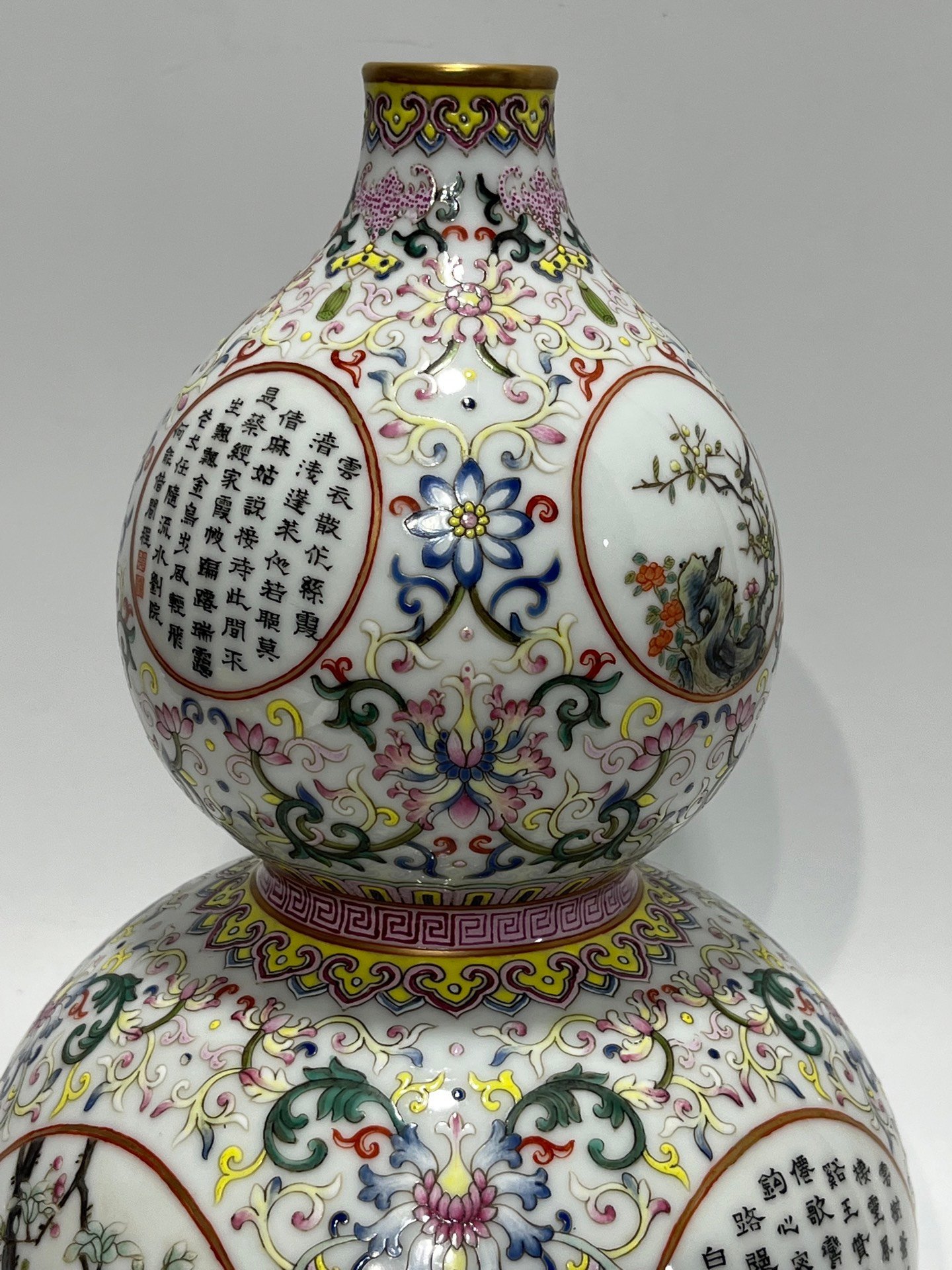 Qing Dynasty Qianlong pastel window gourd vase with flowers