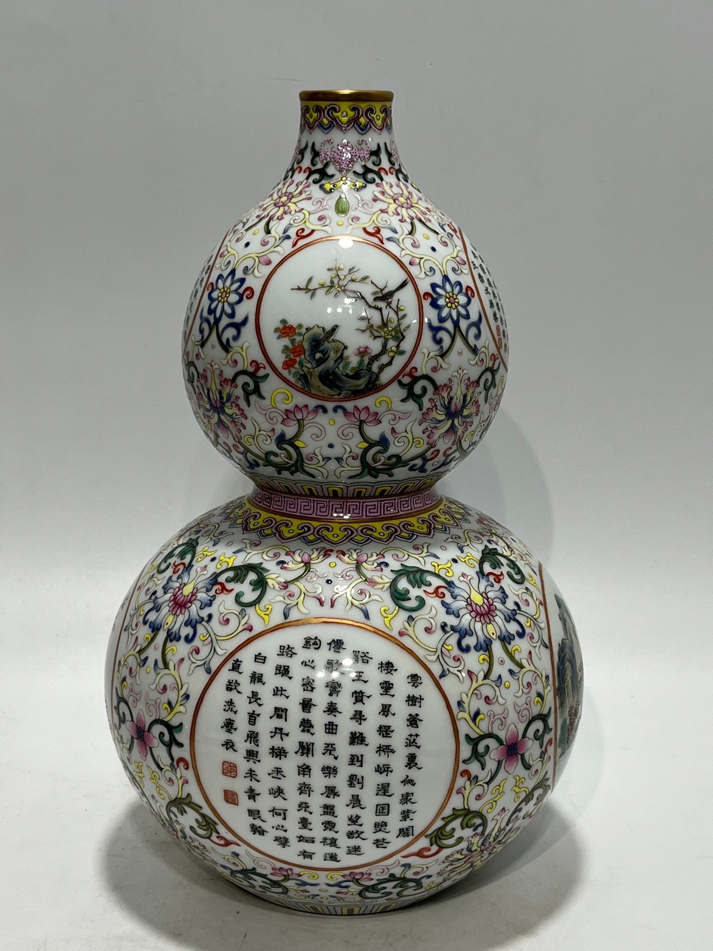 Qing Dynasty Qianlong pastel window gourd vase with flowers