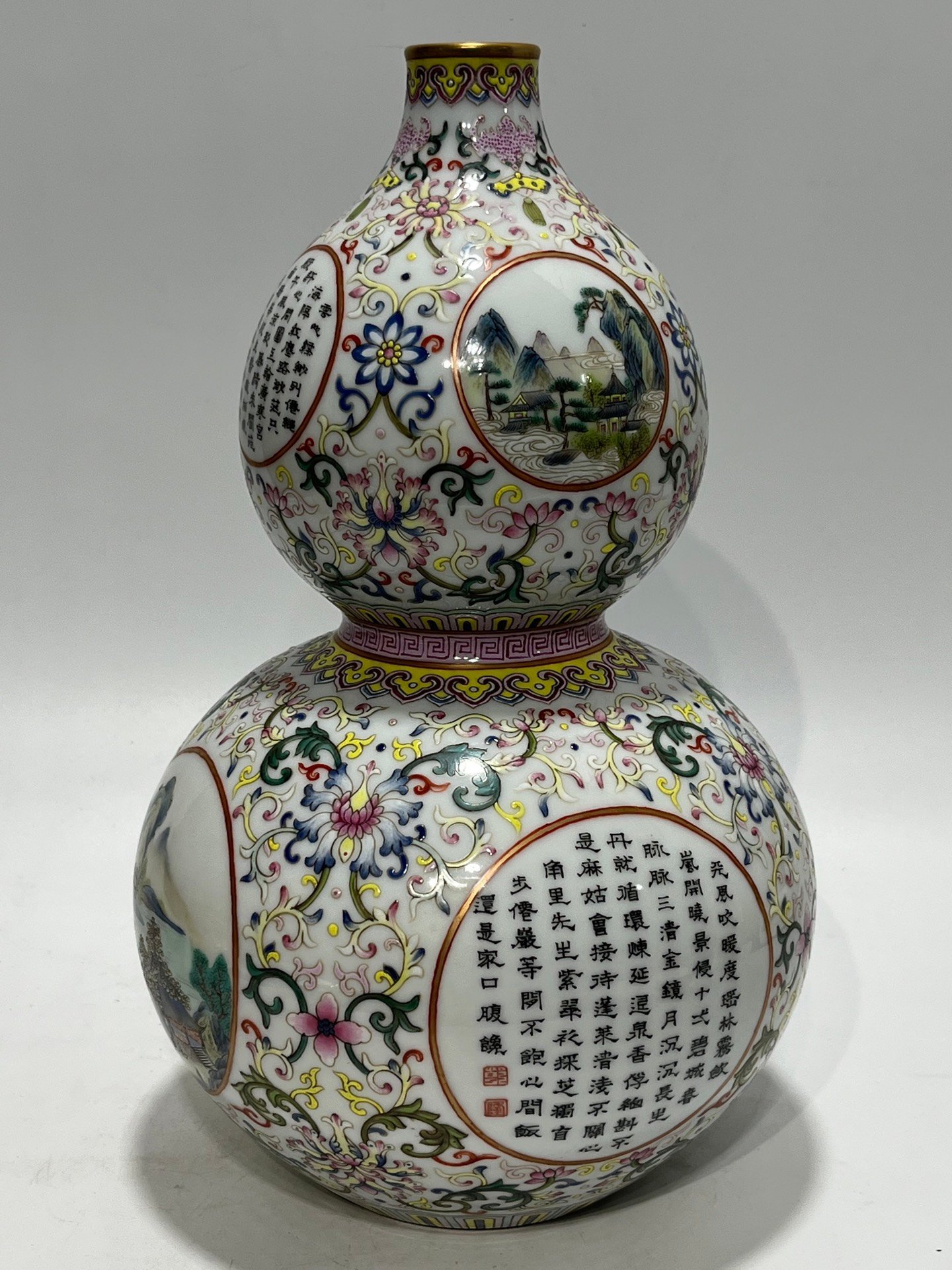 Qing Dynasty Qianlong pastel window gourd vase with flowers