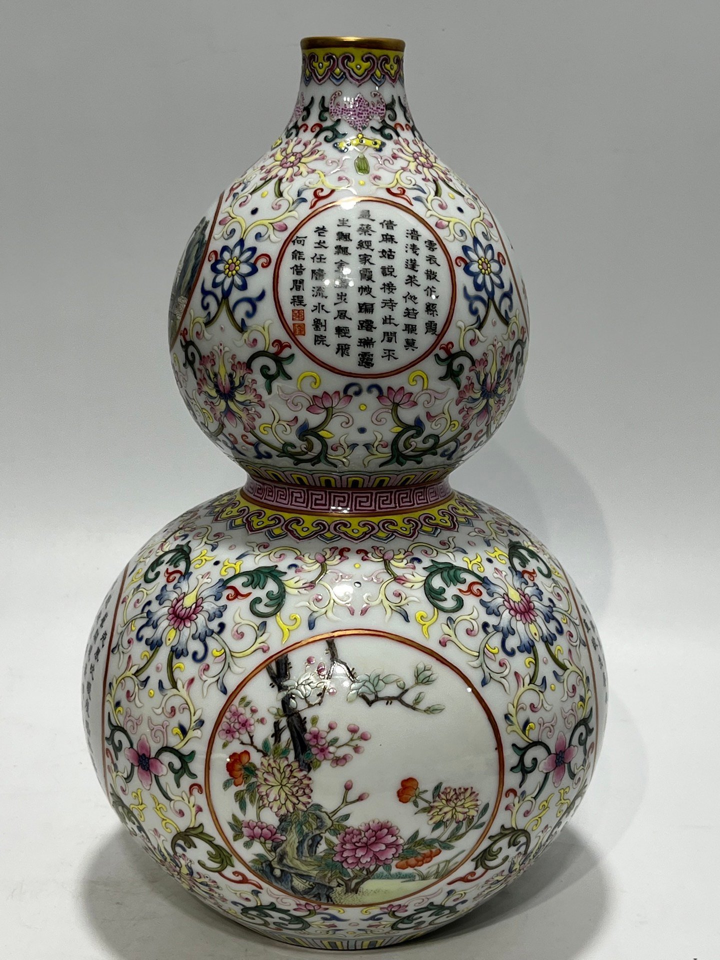 Qing Dynasty Qianlong pastel window gourd vase with flowers