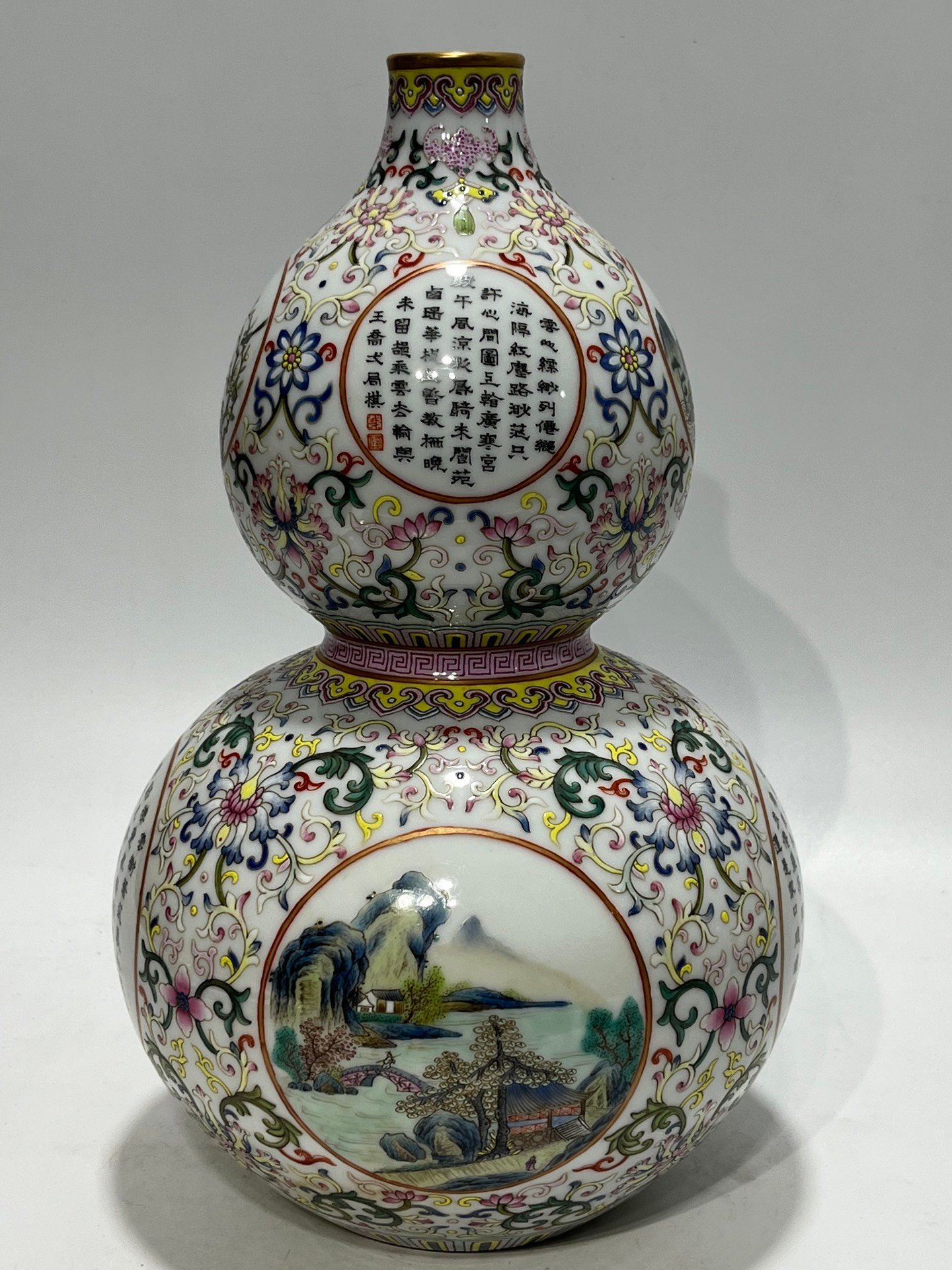 Qing Dynasty Qianlong pastel window gourd vase with flowers