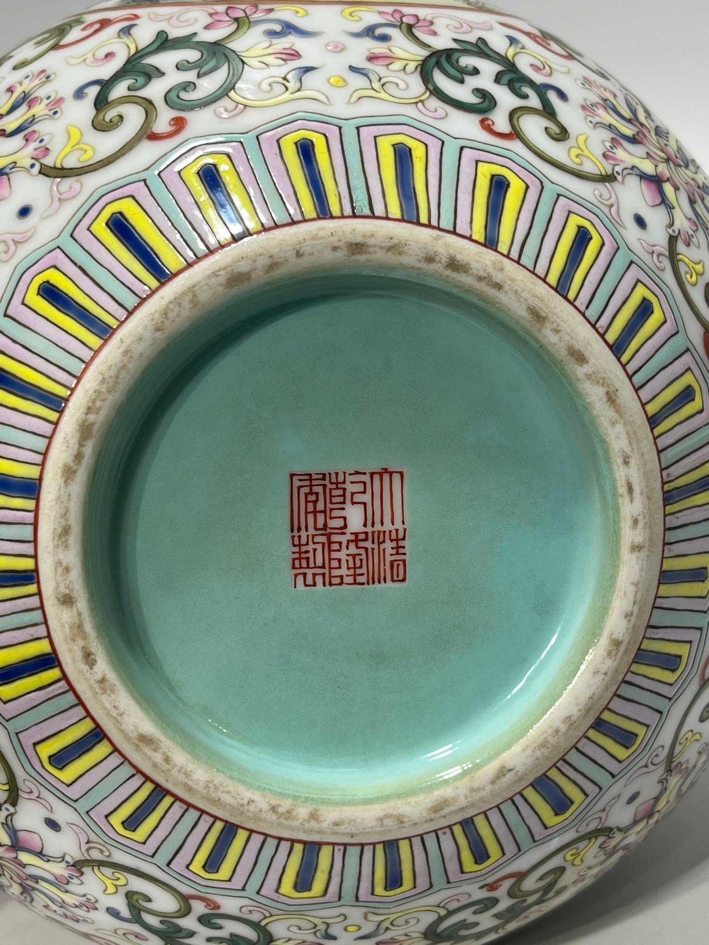 Qing Dynasty Qianlong pastel window gourd vase with flowers