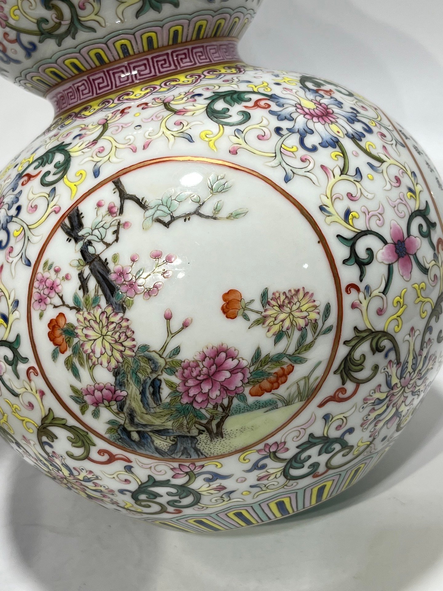 Qing Dynasty Qianlong pastel window gourd vase with flowers