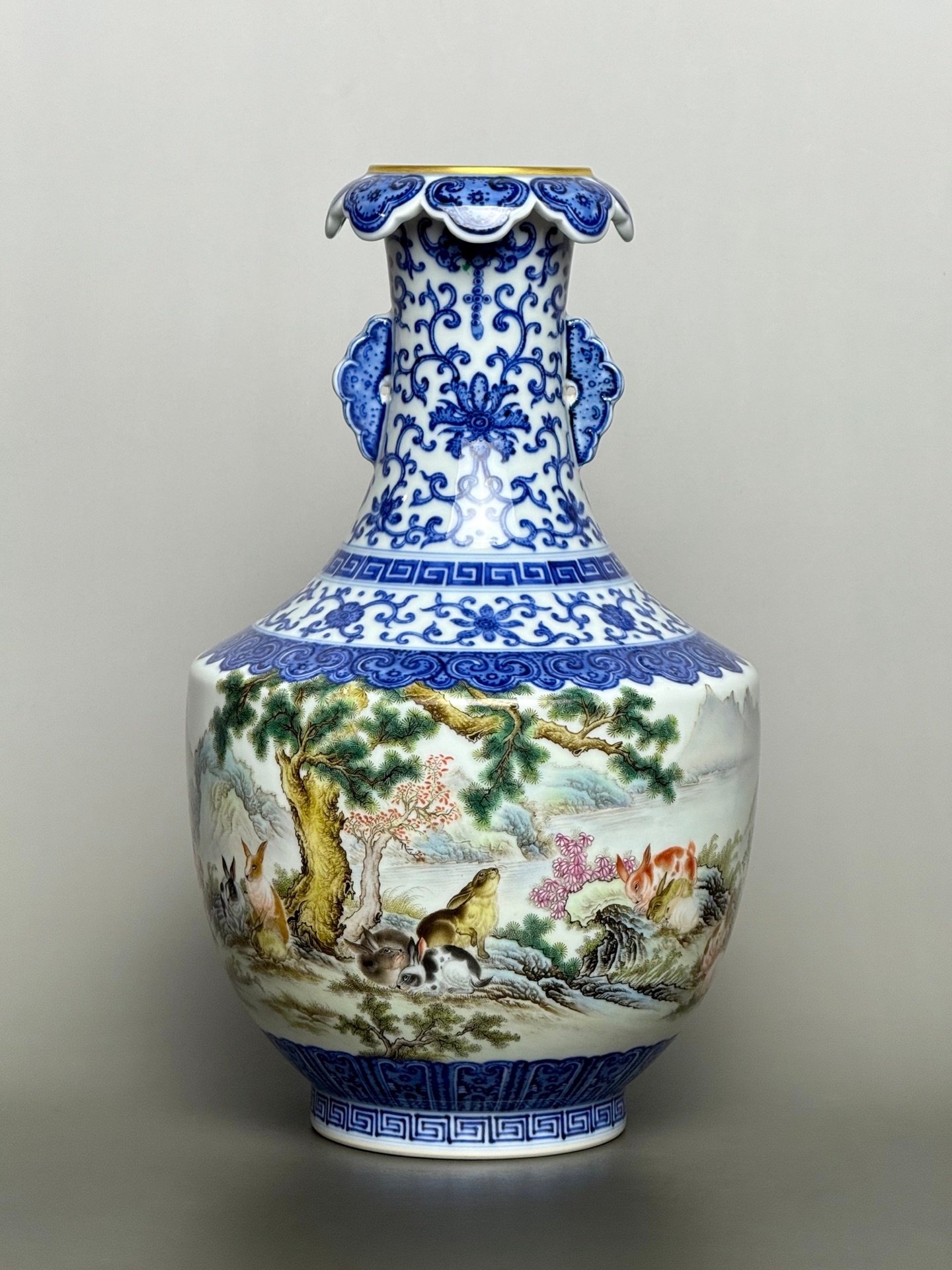 Qing Dynasty Qianlong blue and white Ruyi gold inverted bottle