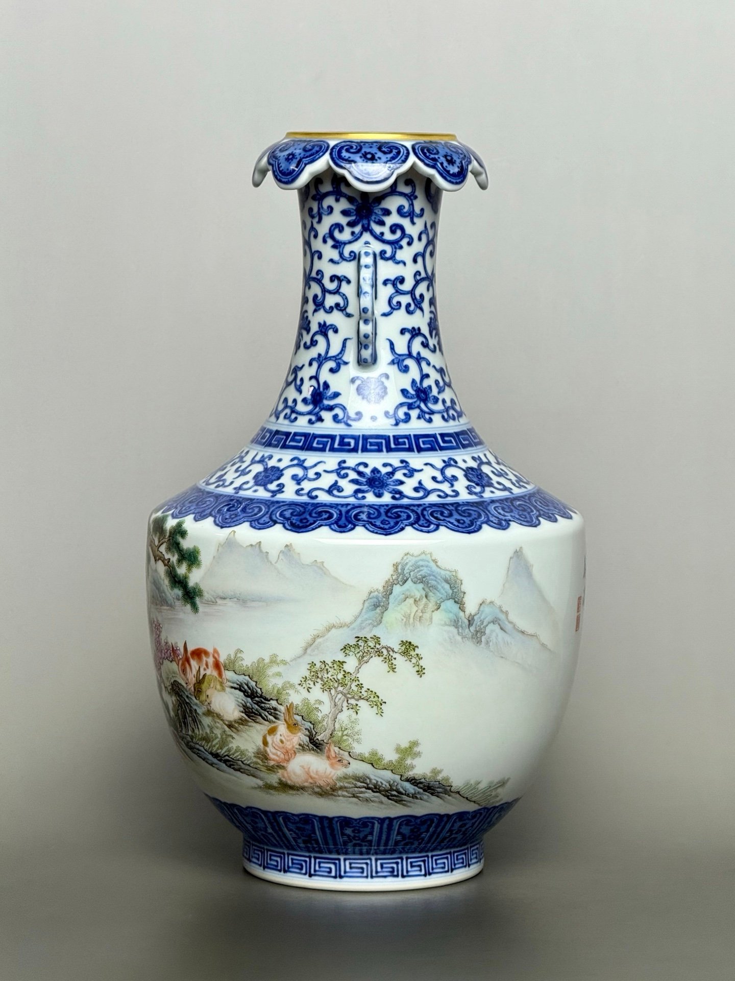 Qing Dynasty Qianlong blue and white Ruyi gold inverted bottle