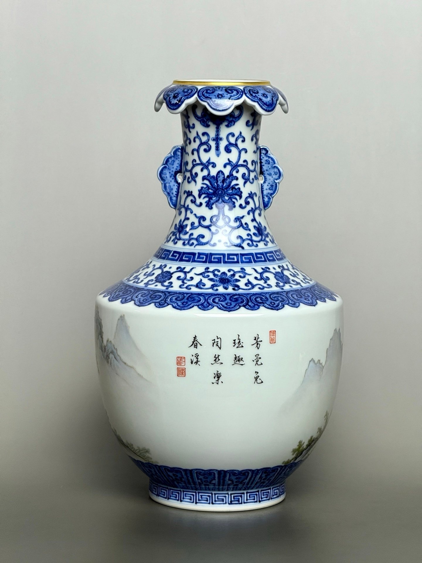 Qing Dynasty Qianlong blue and white Ruyi gold inverted bottle