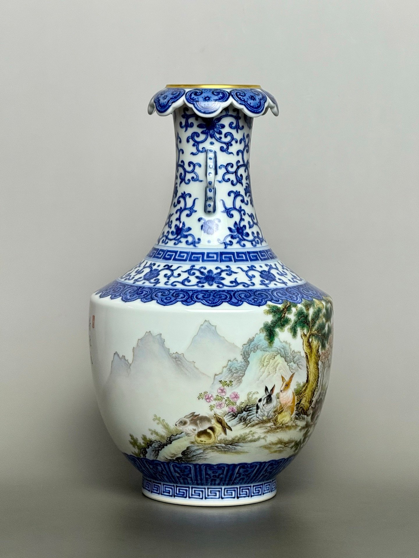 Qing Dynasty Qianlong blue and white Ruyi gold inverted bottle