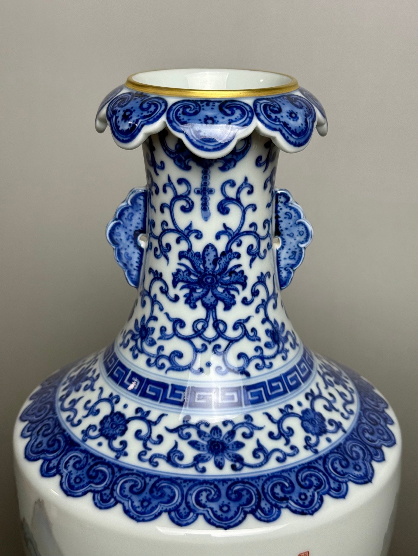 Qing Dynasty Qianlong blue and white Ruyi gold inverted bottle