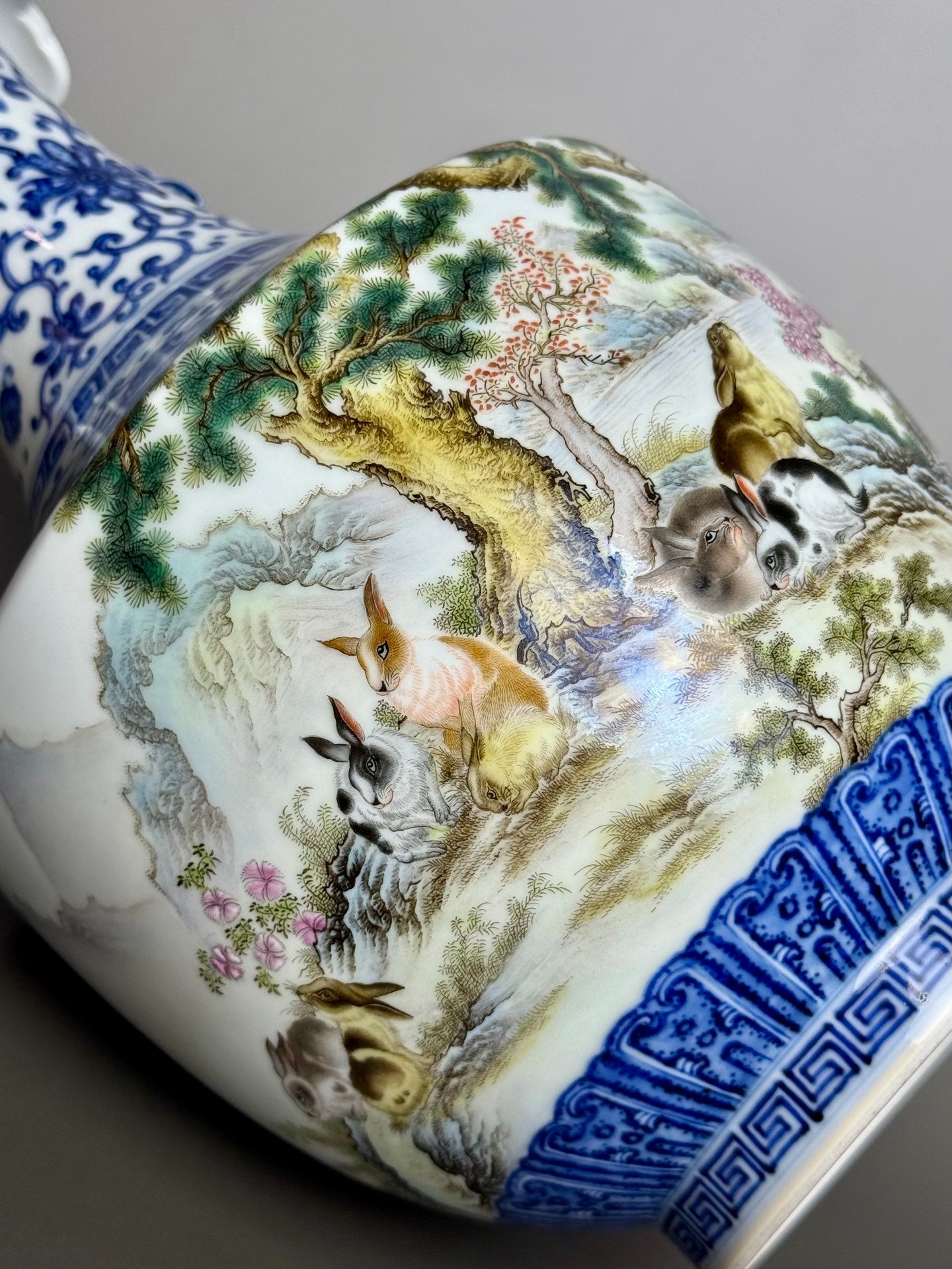Qing Dynasty Qianlong blue and white Ruyi gold inverted bottle