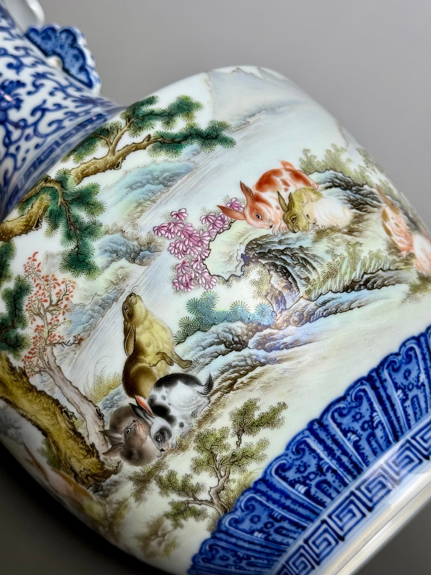 Qing Dynasty Qianlong blue and white Ruyi gold inverted bottle