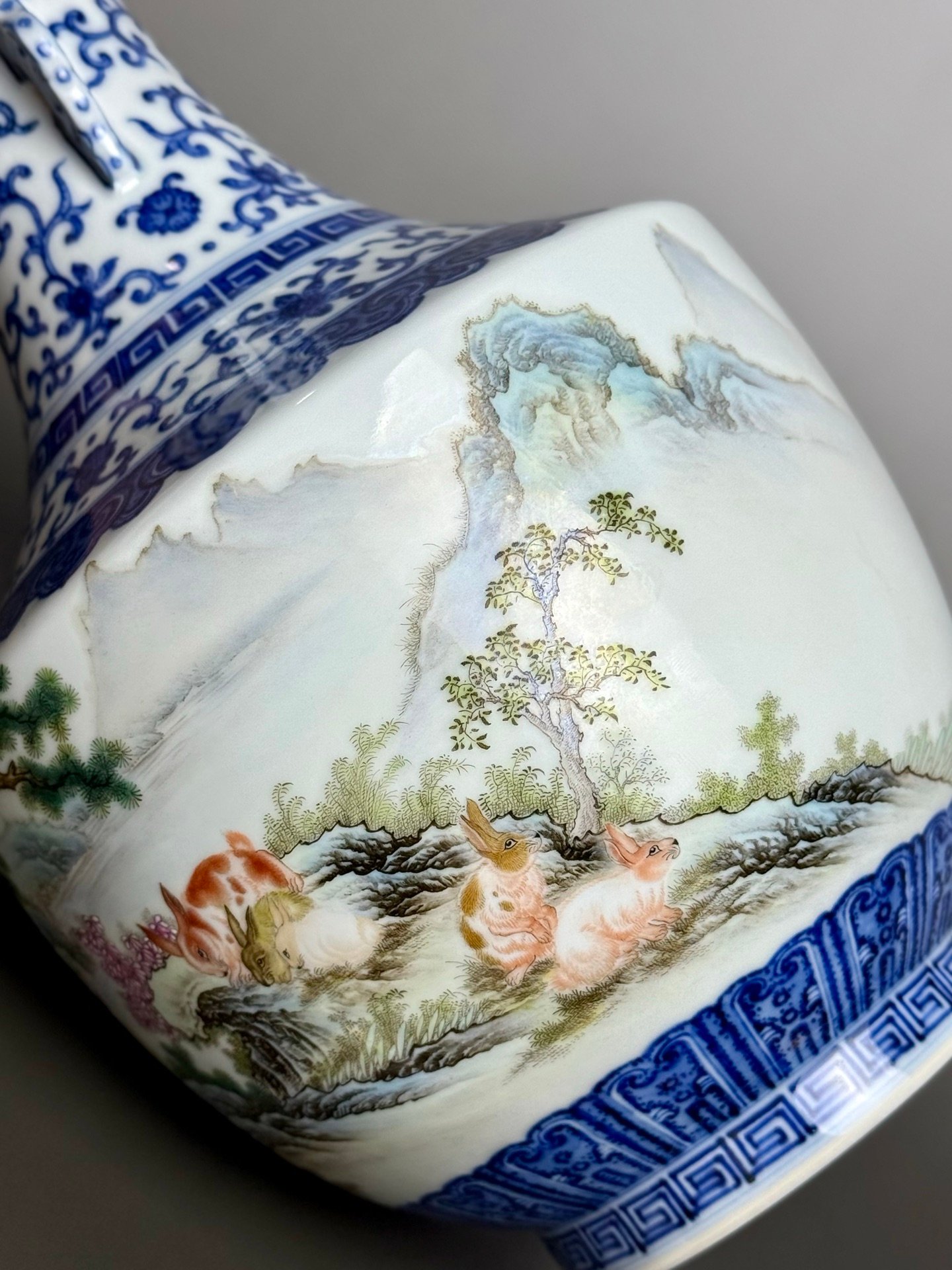 Qing Dynasty Qianlong blue and white Ruyi gold inverted bottle