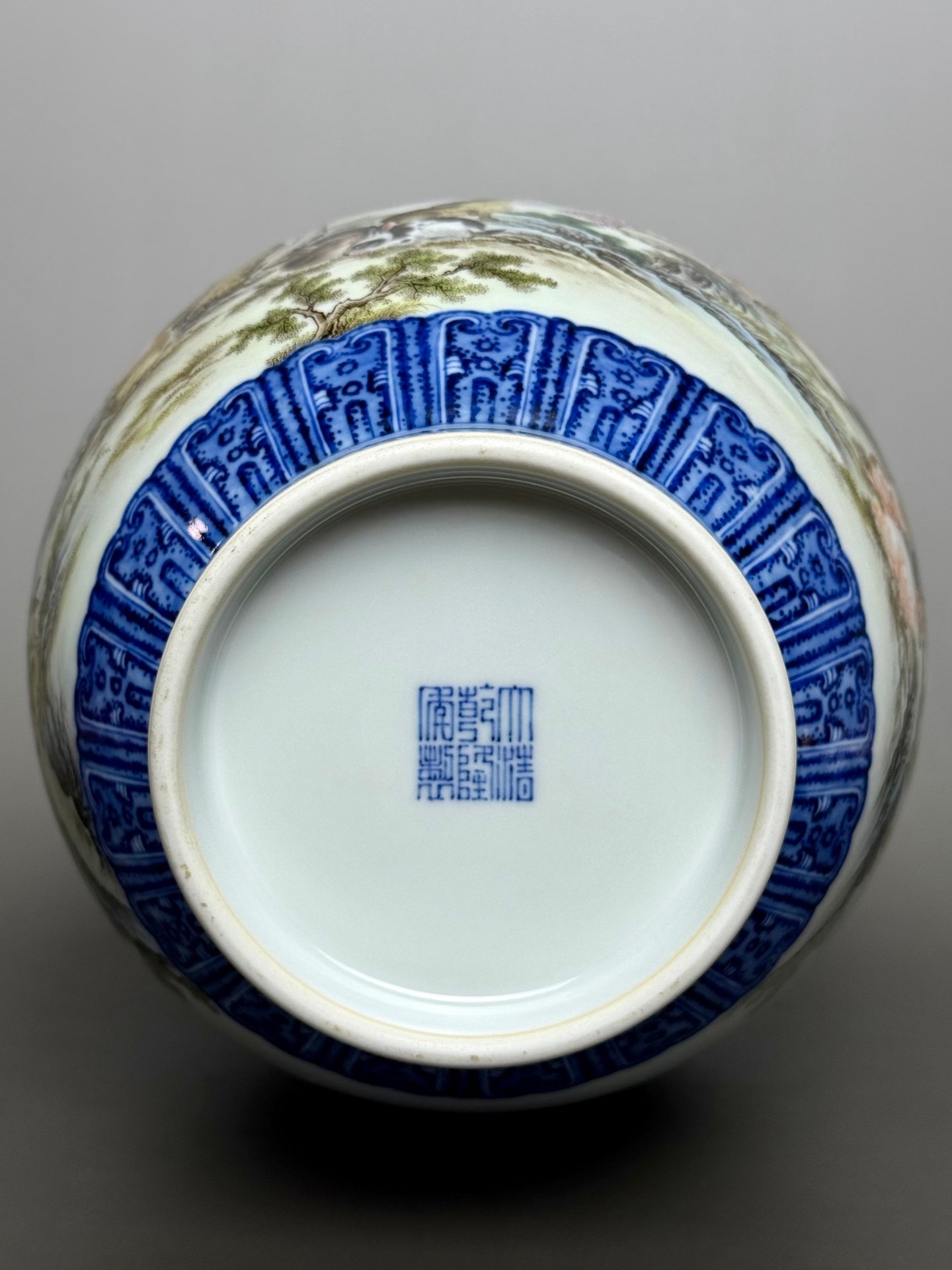 Qing Dynasty Qianlong blue and white Ruyi gold inverted bottle