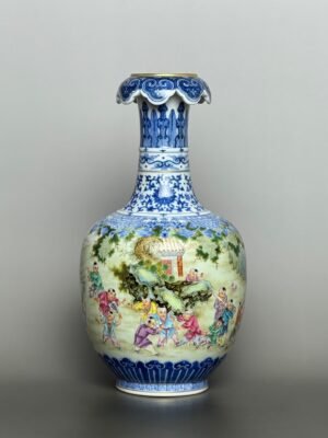 Qing Dynasty Qianlong blue and white intertwining lotus Ruyi inverted bottle