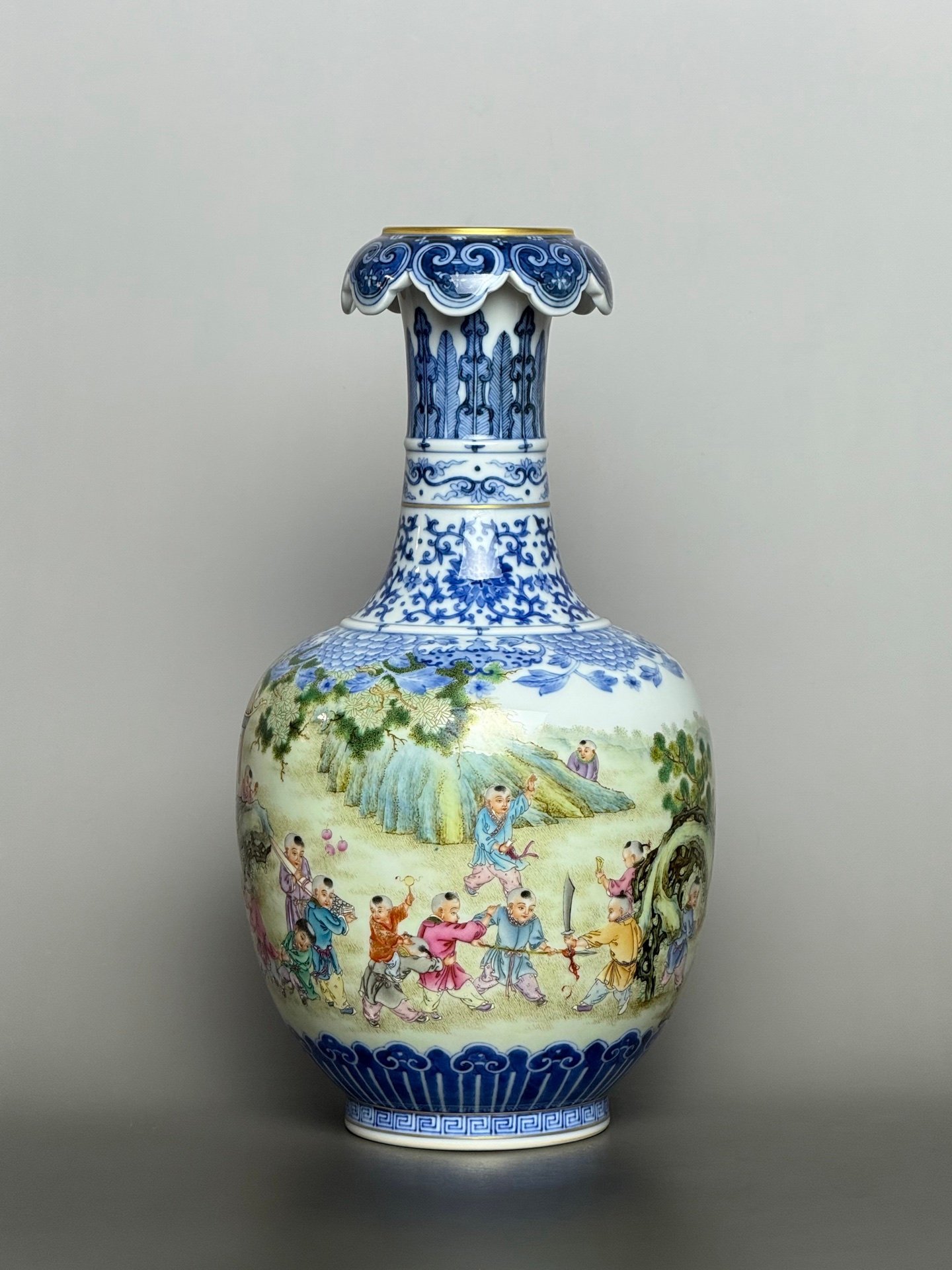 Qing Dynasty Qianlong blue and white intertwining lotus Ruyi inverted bottle