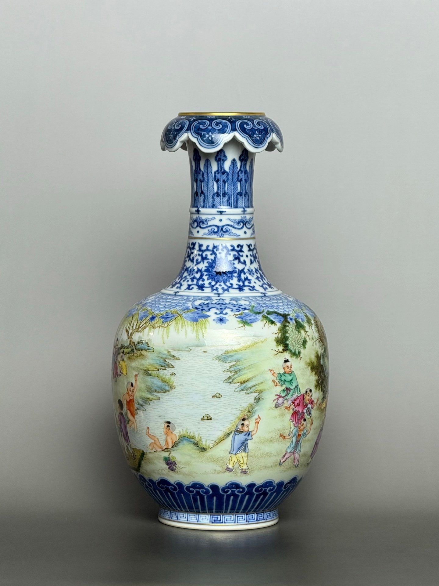 Qing Dynasty Qianlong blue and white intertwining lotus Ruyi inverted bottle