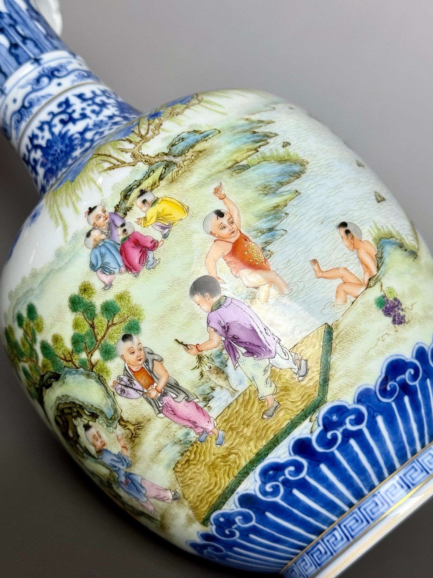 Qing Dynasty Qianlong blue and white intertwining lotus Ruyi inverted bottle