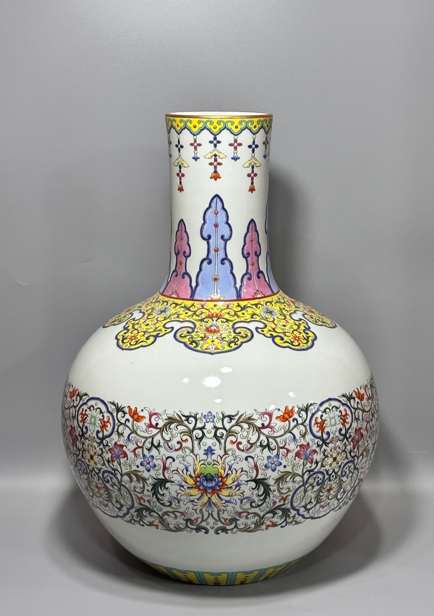 Qing Dynasty Qianlong an enamel-colored lucky celestial sphere vase