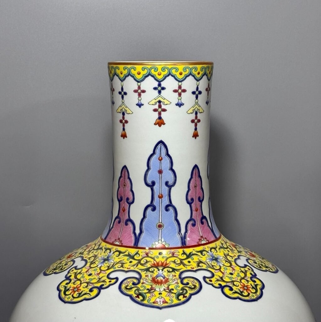 Qing Dynasty Qianlong an enamel-colored lucky celestial sphere vase