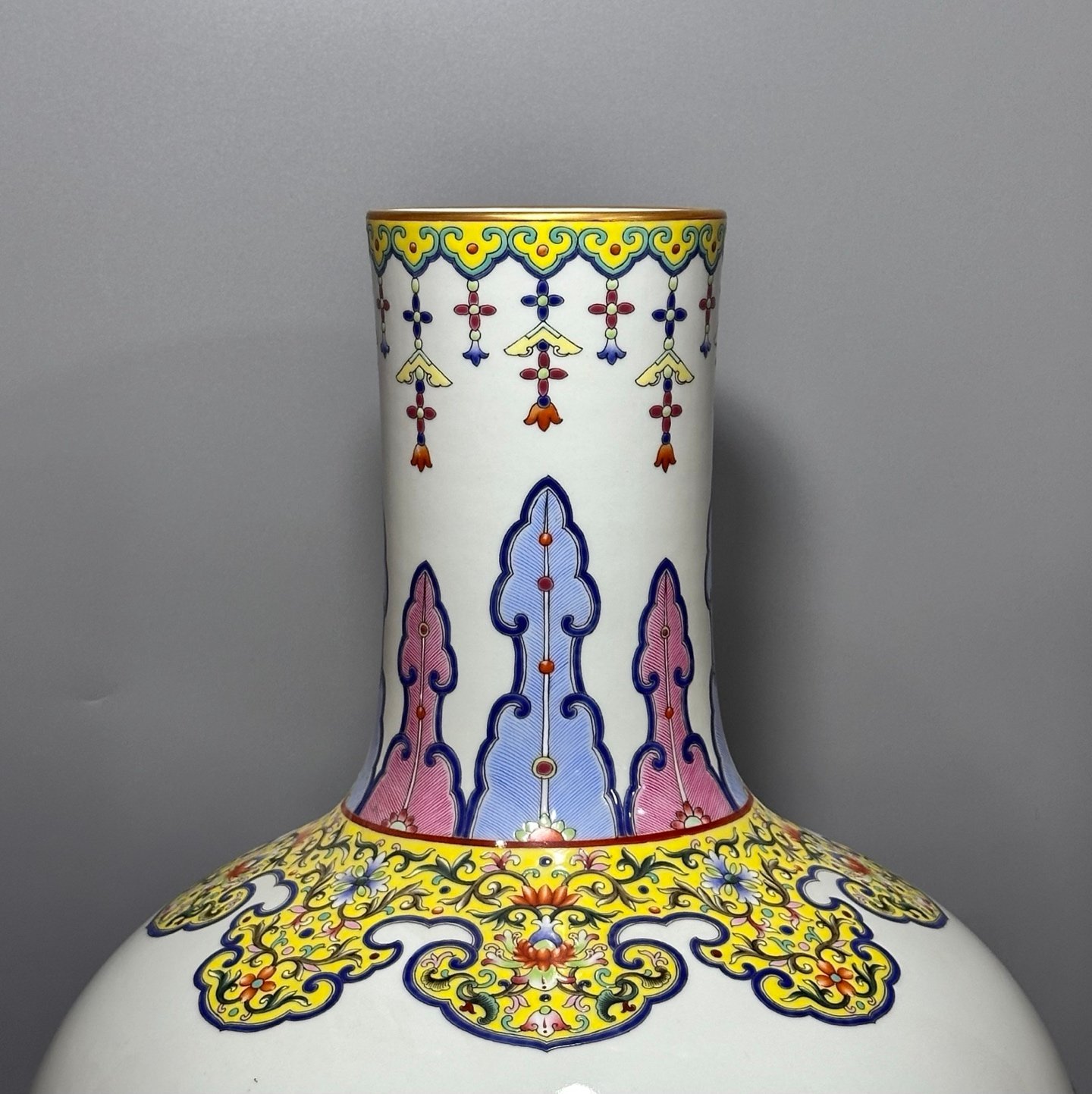 Qing Dynasty Qianlong an enamel-colored lucky celestial sphere vase