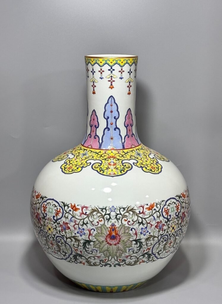 Qing Dynasty Qianlong an enamel-colored lucky celestial sphere vase