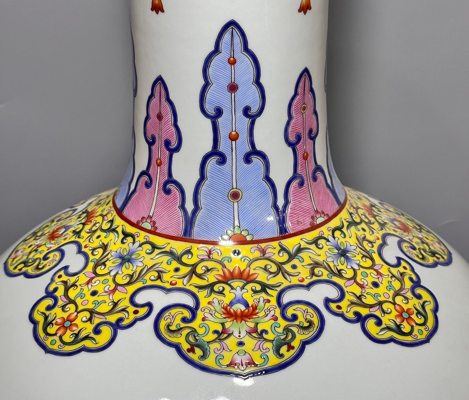 Qing Dynasty Qianlong an enamel-colored lucky celestial sphere vase