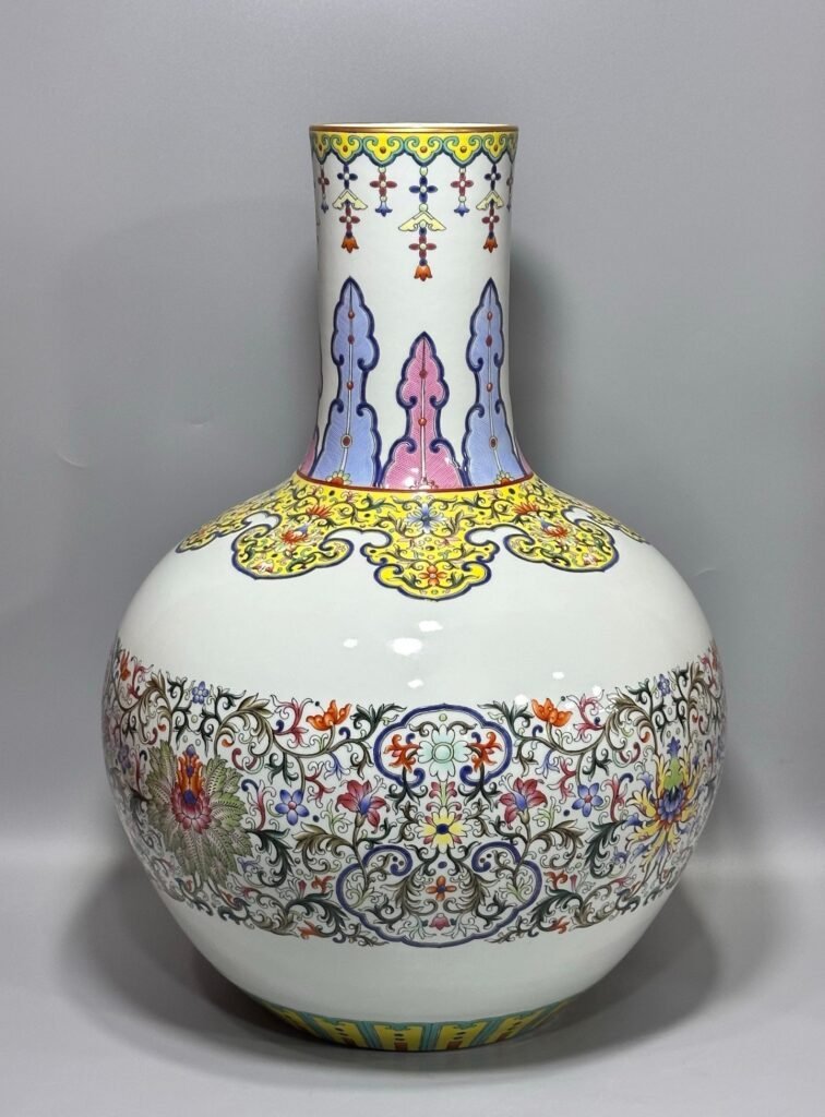 Qing Dynasty Qianlong an enamel-colored lucky celestial sphere vase