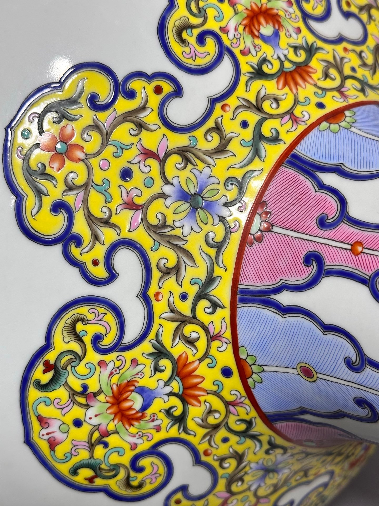 Qing Dynasty Qianlong an enamel-colored lucky celestial sphere vase